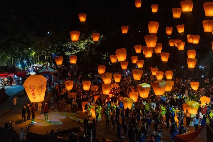 「新北感溫祭」冬季系列活動「2026平溪天燈節」,屢次被各大旅遊網站評選為一生必去的慶典,每一波皆有上百顆天燈同時升空,夢幻般的景象,點亮平溪山城的夜空。圖/新北市觀光旅遊局提供