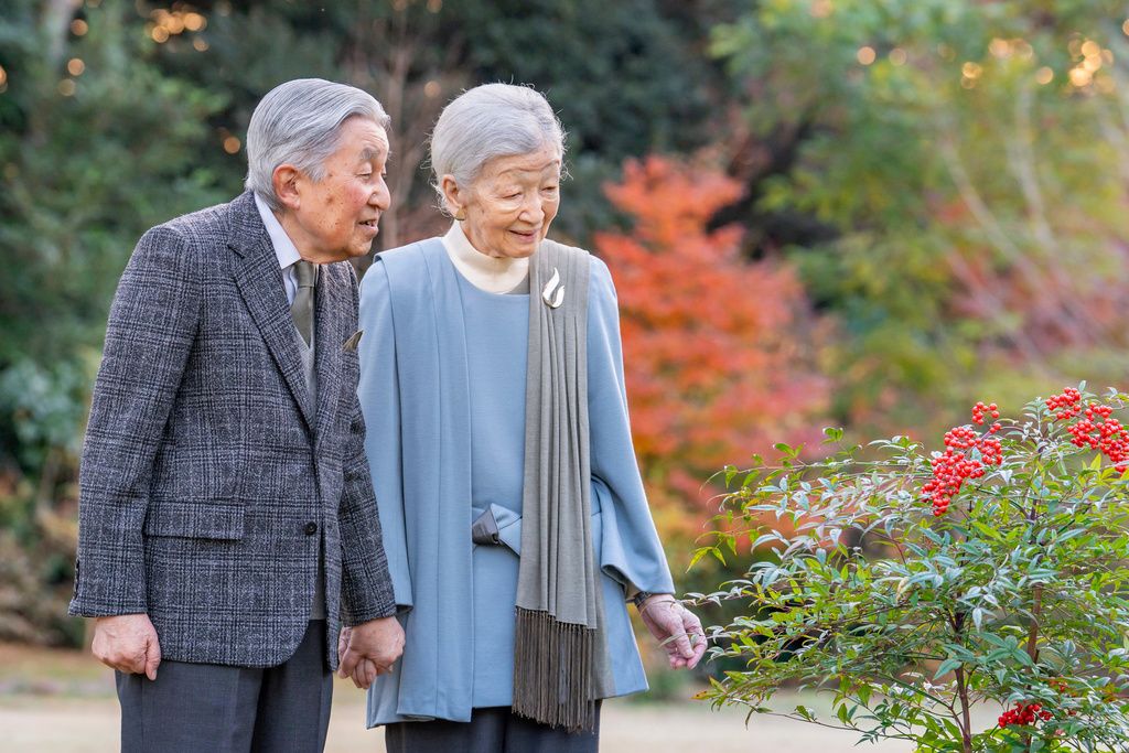 過著退休生活的日本上皇明仁（左）迎來92歲生日，與上皇后美智子在花園散步。（美聯社）