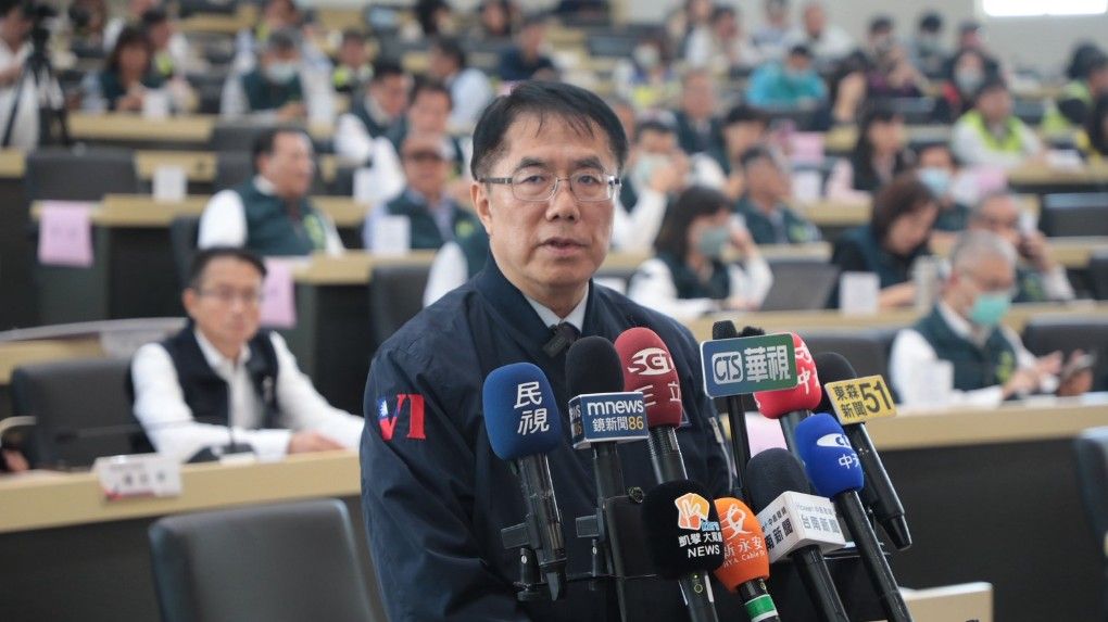 台南市長黃偉哲率領局處首長發表就職七年來的成果，以具體數字展現台南的蛻變，包含招商投資額累計破兆、減債超過2百億，及民生指標實質成長。（圖/台南市政府提供）