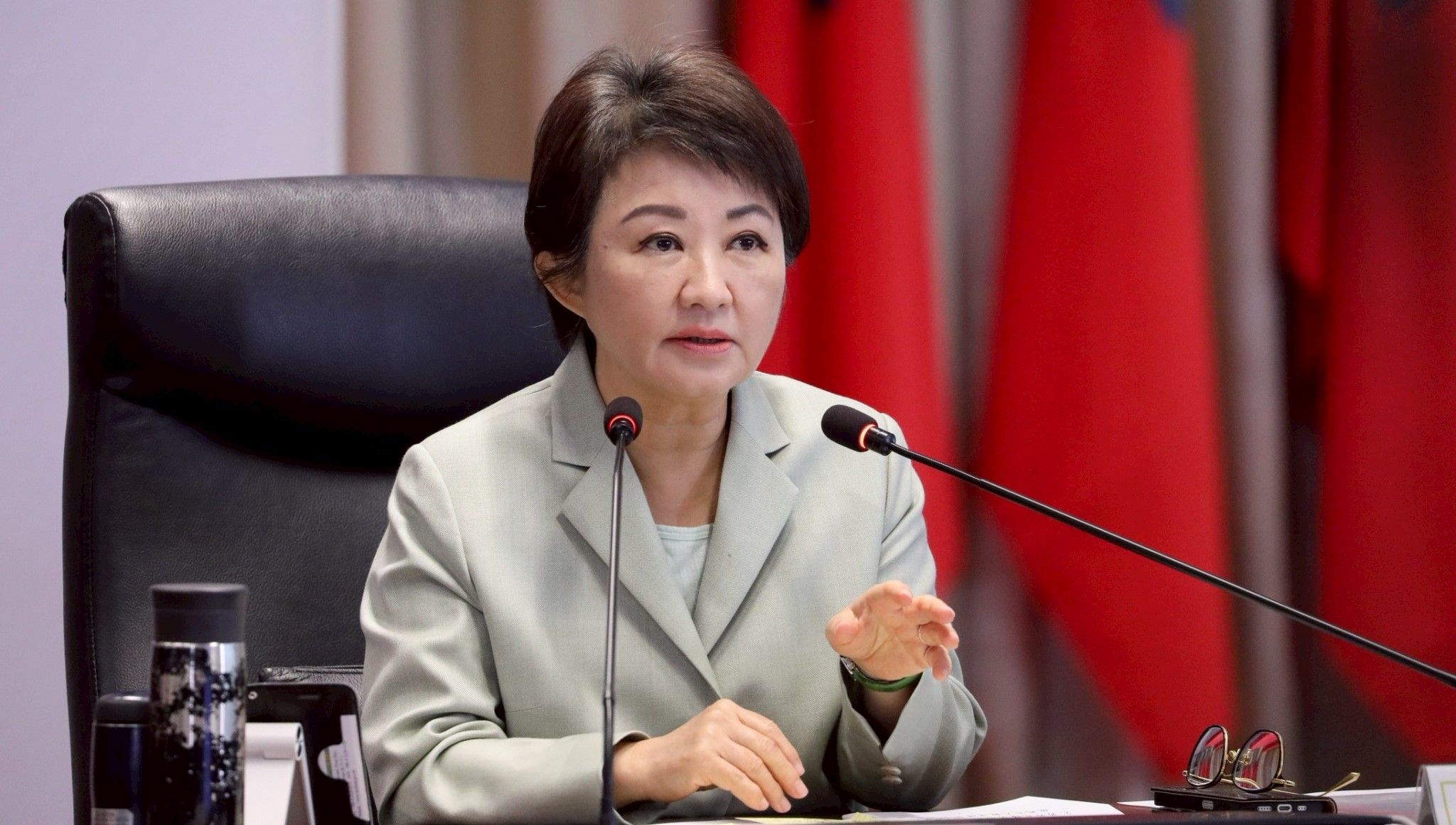 迎接歲末大型活動，台中市長盧秀燕在市政會議中宣布啟動第二階段升級維安至元宵。(圖/台中市政府)