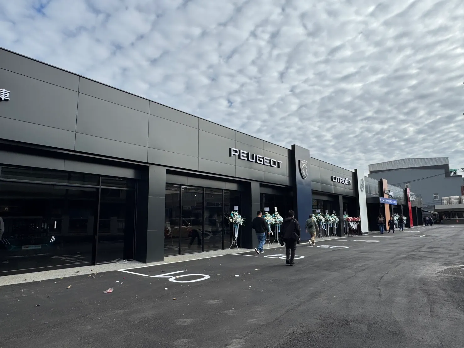 「桃園旗艦品牌中心」依循Stellantis Brand House核心設計精神，於同一場域中呈現Alfa Romeo、Citroën、Jeep®、Peugeot各自專屬的品牌識別與視覺語彙。（劉芯衣攝）