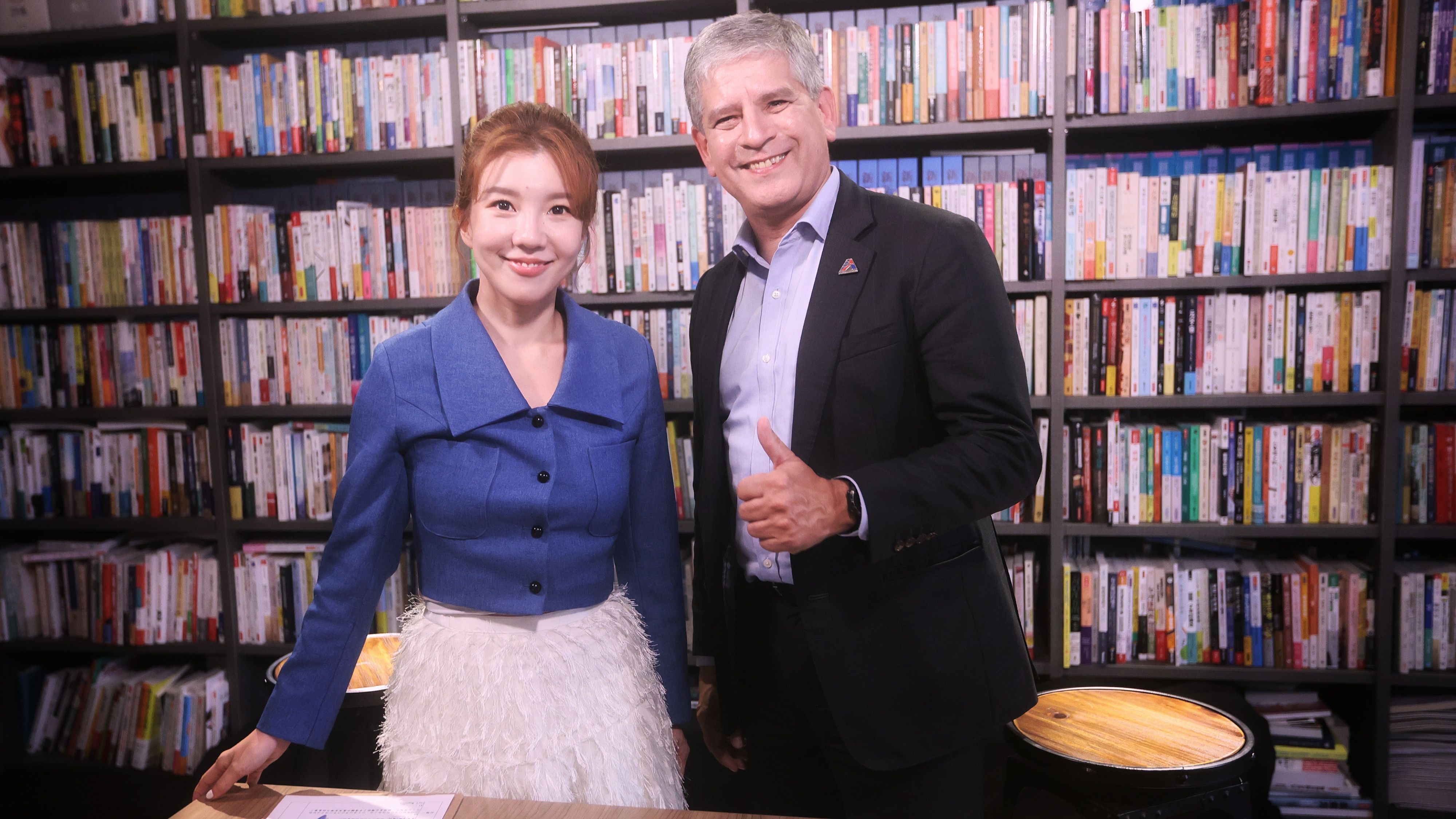 20251223-風傳媒《下班國際線》節目主持人路怡珍（左）、 台灣美國商會執行長魏凱（右）23日在節目中對談。（柯承惠攝）