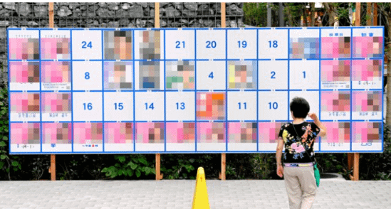 東京都知事選舉的展示區，張貼許多類似的競選海報。（資料照，Ken Komiya攝）