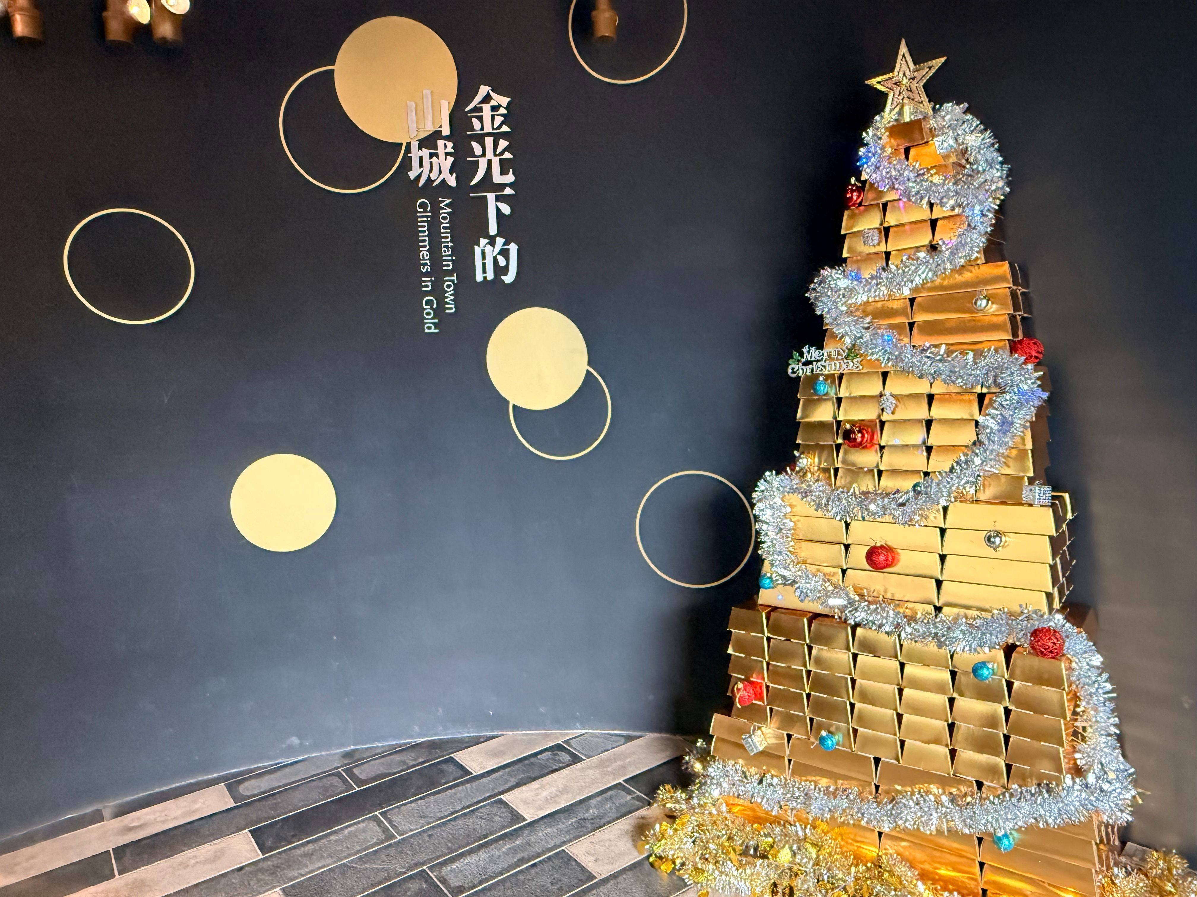 在金磚聖誕樹前打卡Tag，即可換取美味鬆餅。（圖/新北市立黃金博物館）