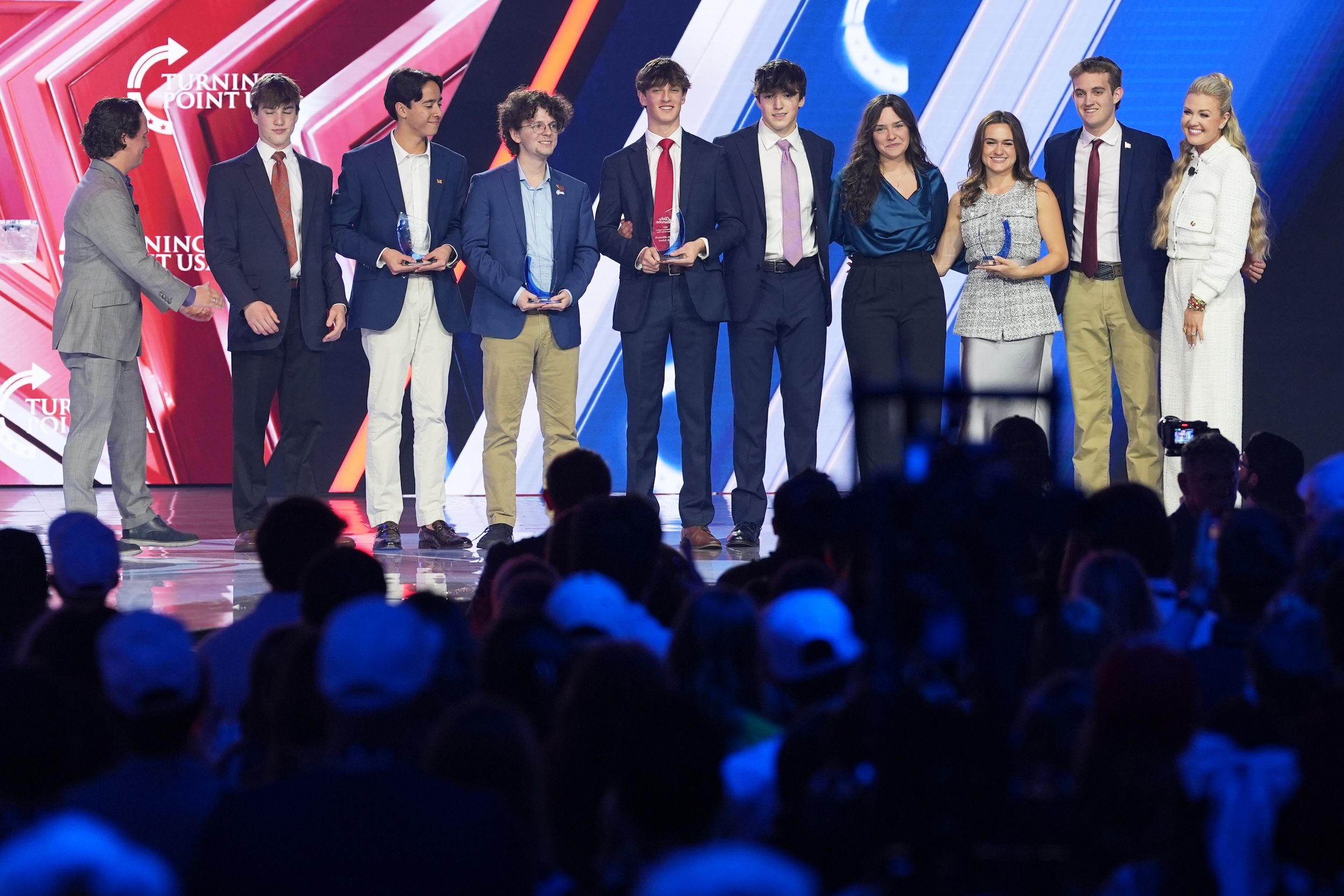 2025年12月20日，美國鳳凰城，艾瑞卡．柯克（右）在「Turning Point USA」AmericaFest 2025 活動中，與學生獲獎者合影。（美聯社）