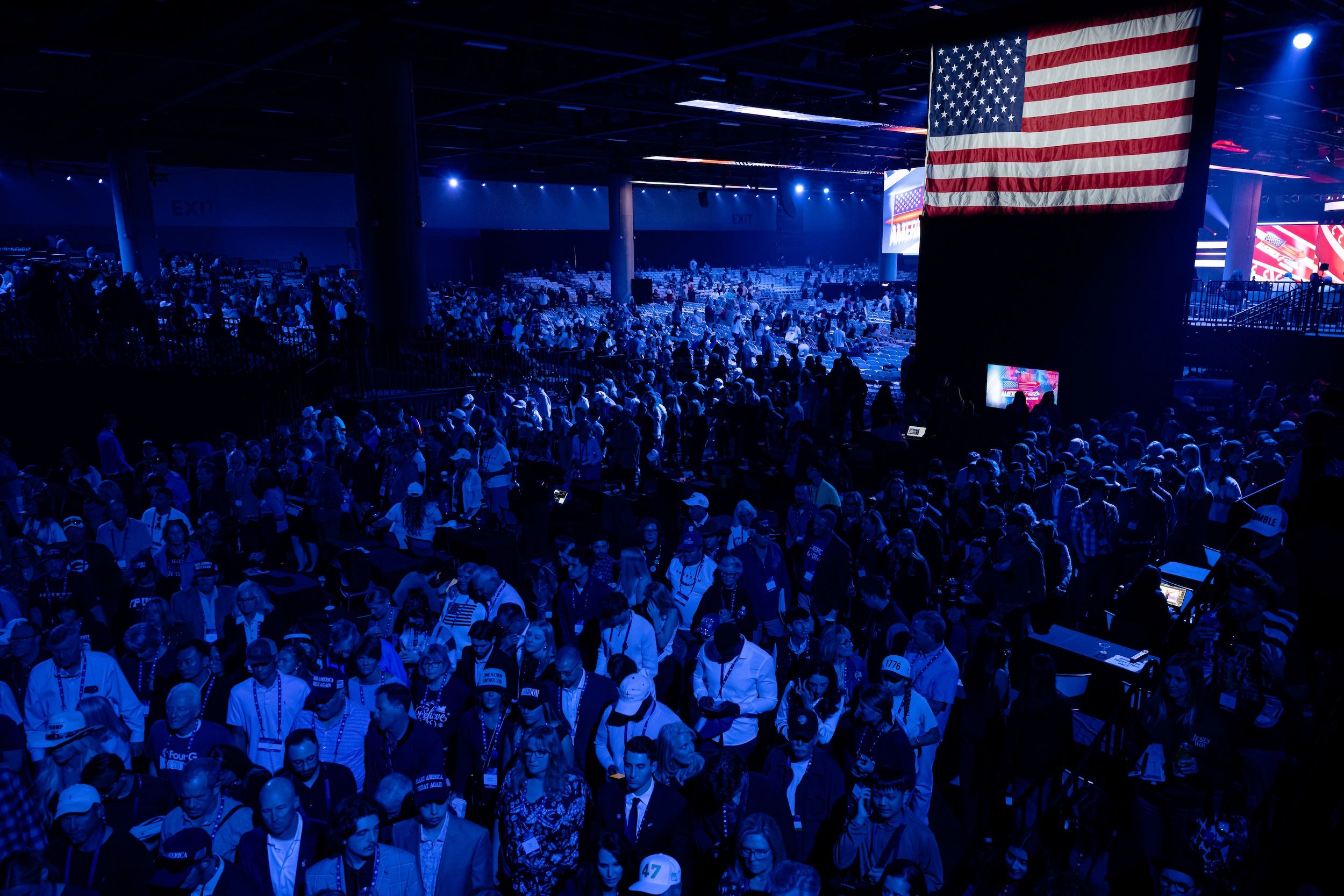 2025年12月20日，美國鳳凰城，與會者在「美國轉折點」AmericaFest 2025 活動中離開演講區。（美聯社）