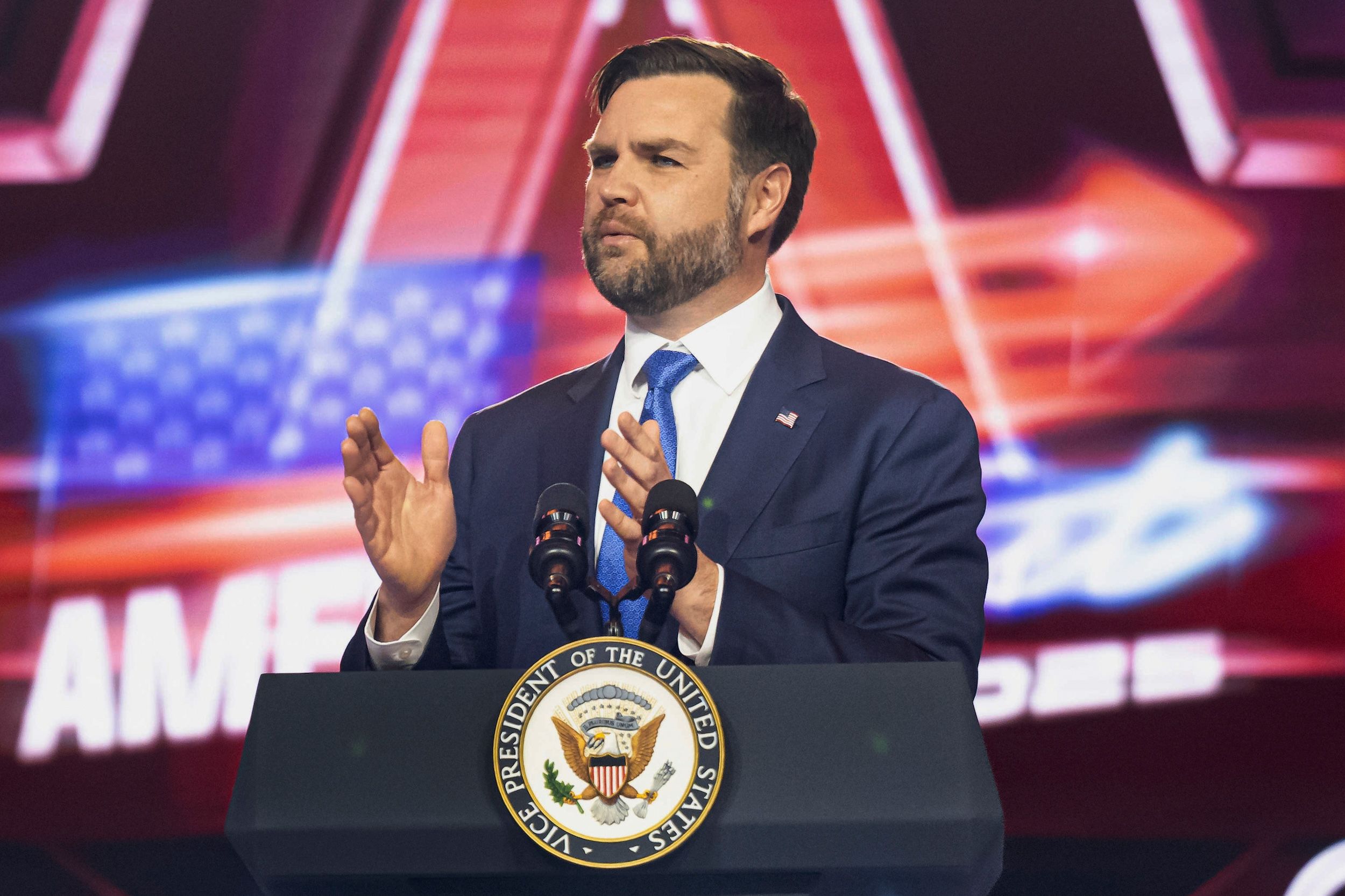 2025年12月21日，美國鳳凰城，副總統范斯在「Turning Point USA」舉辦的 AmericaFest 2025 活動上發表演說。（美聯社）