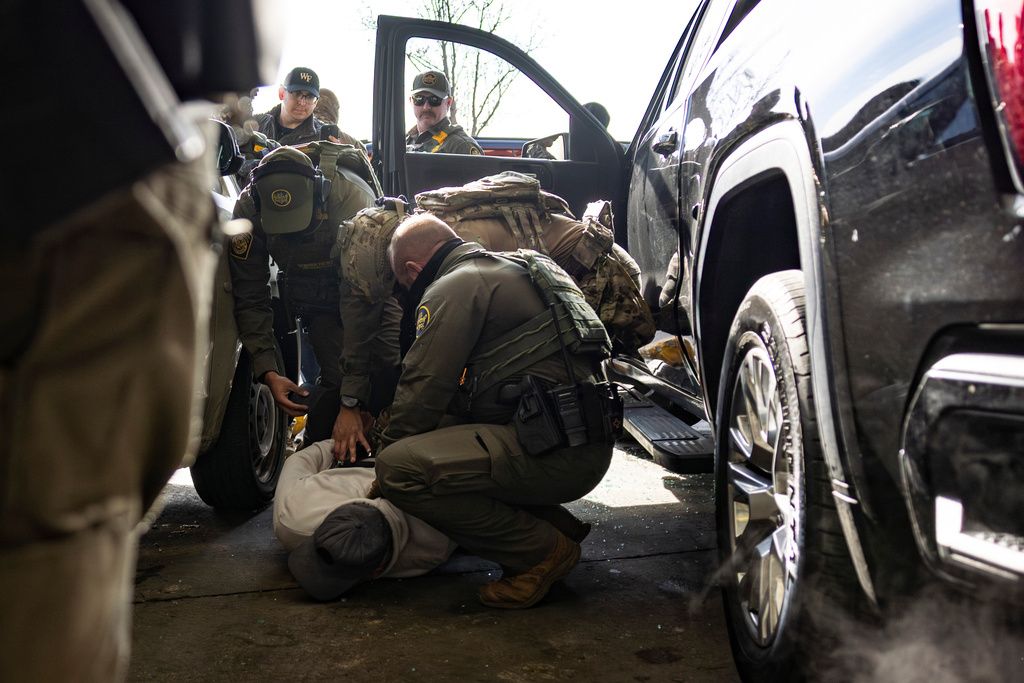 美國ICE等執法機構在芝加哥執行逮捕非法移民任務。（美聯社）