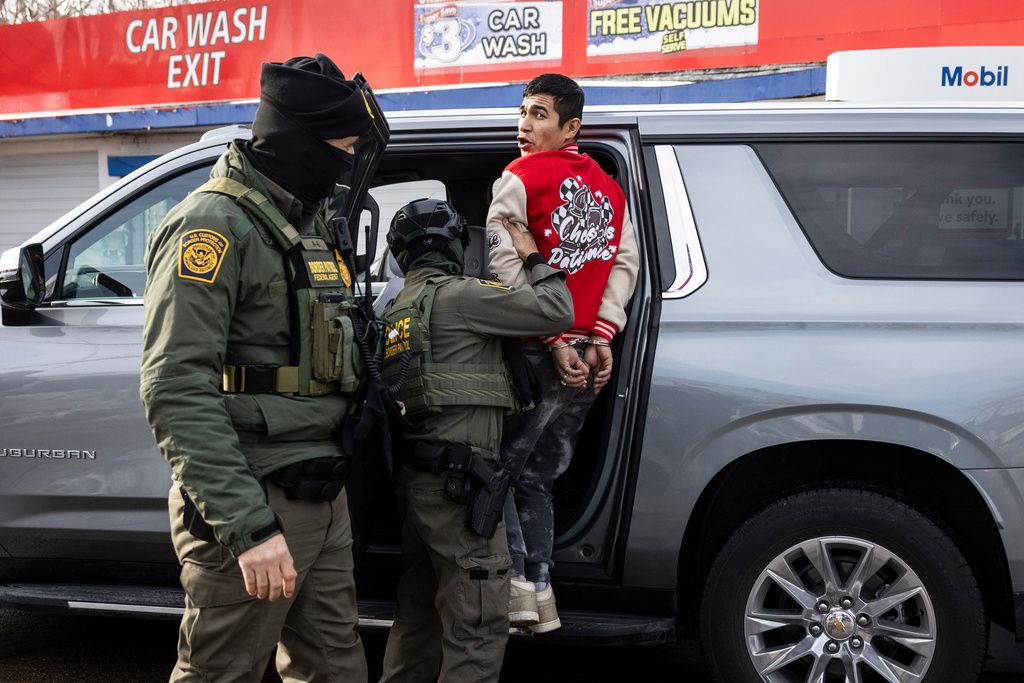 美國ICE等執法機構在芝加哥執行逮捕非法移民任務。（美聯社）
