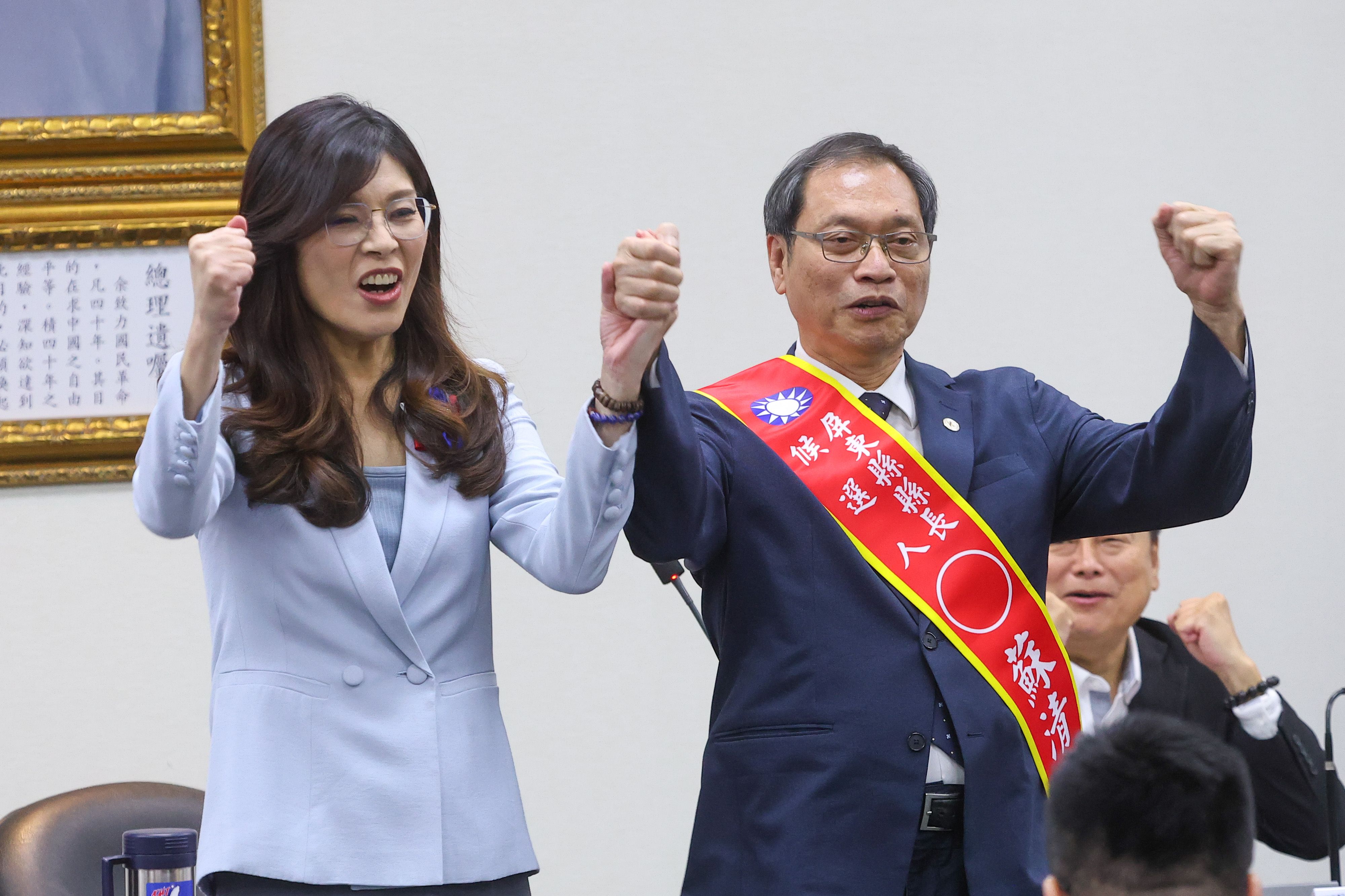 20251224-國民黨24日於中常會徵召蘇清泉（右）參選屏東縣長。（顏麟宇攝）