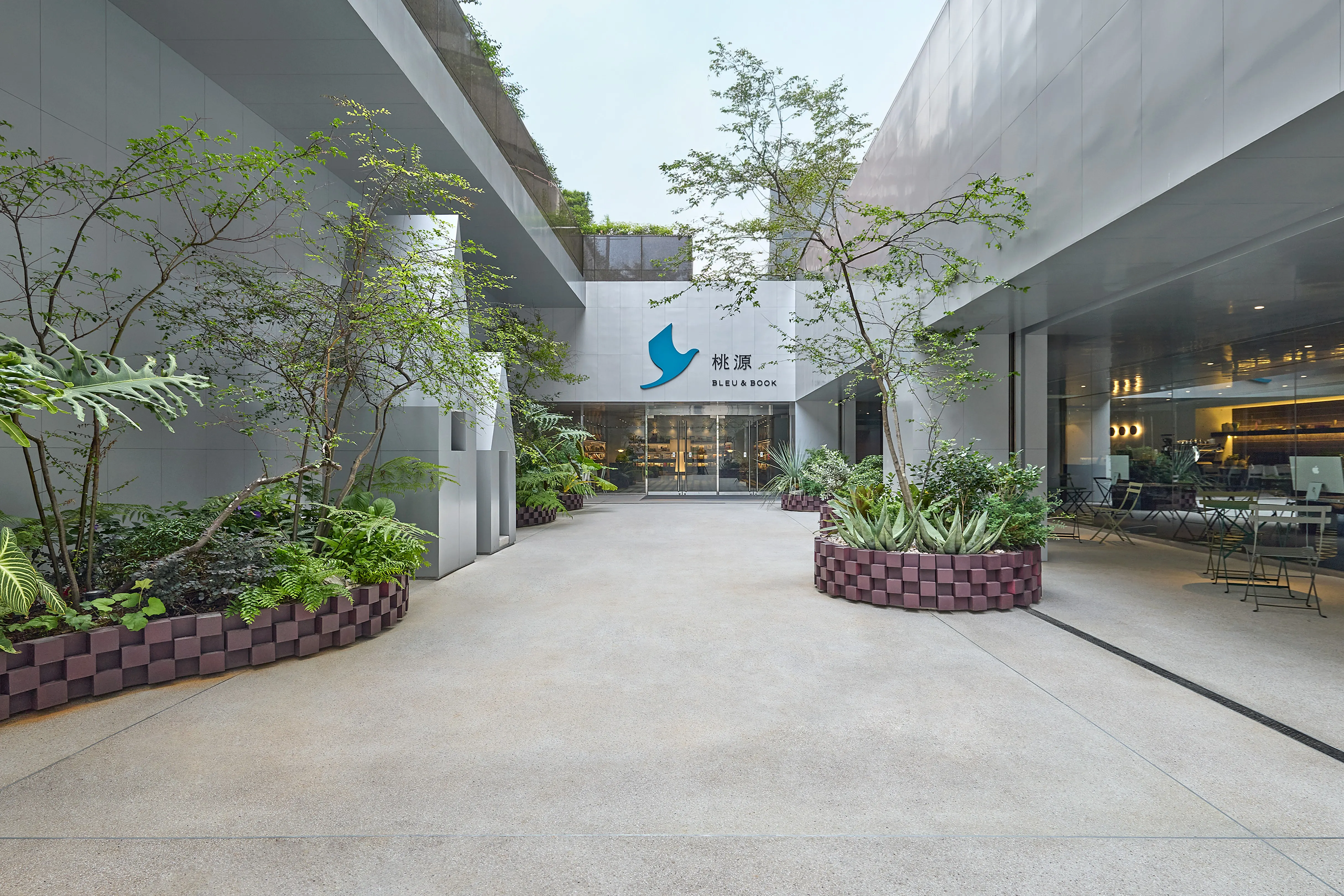 「桃源Bleu&Book」書店園藝景觀由CNFlower凌宗湧總監設計規劃。