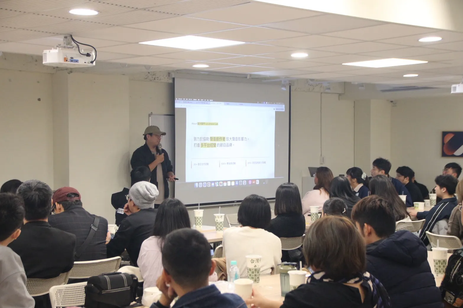 豆仔現場示範如何透過系統化的 Media Kit，讓品牌主一眼看見節目的商業潛力。（提供 _ 放大製作）