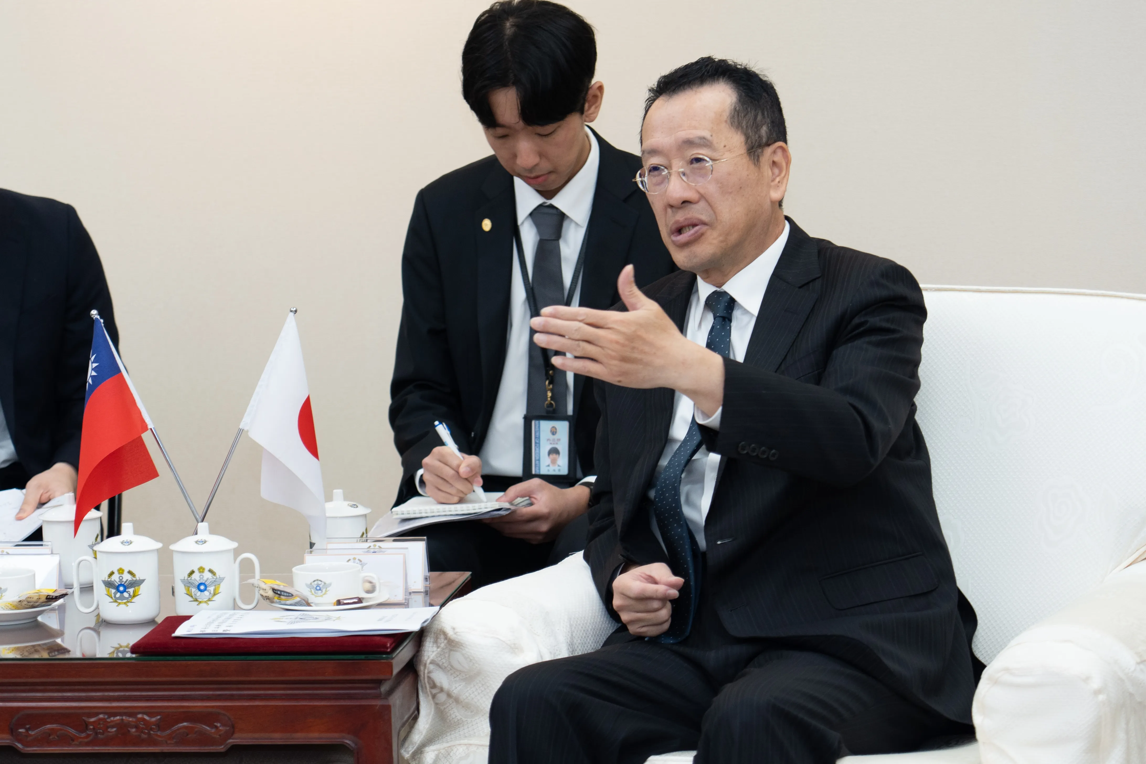 20251224-國防部長顧立雄24日接見日本前法務大臣、眾議員鈴木馨祐訪團。（國防部提供）