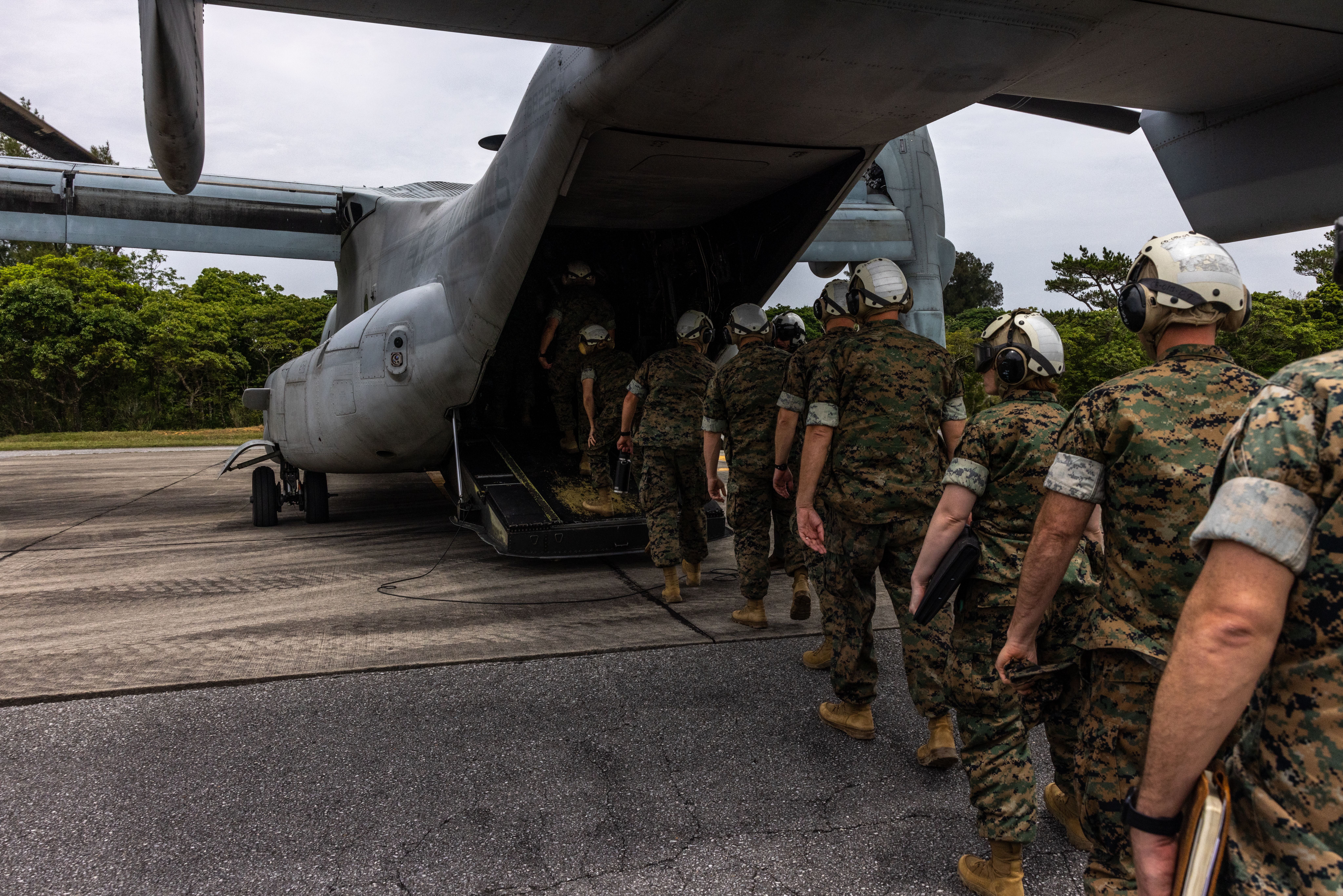 駐日美軍官兵排隊登上MV-22魚鷹機出發。（翻攝自美軍DVIDS系統）