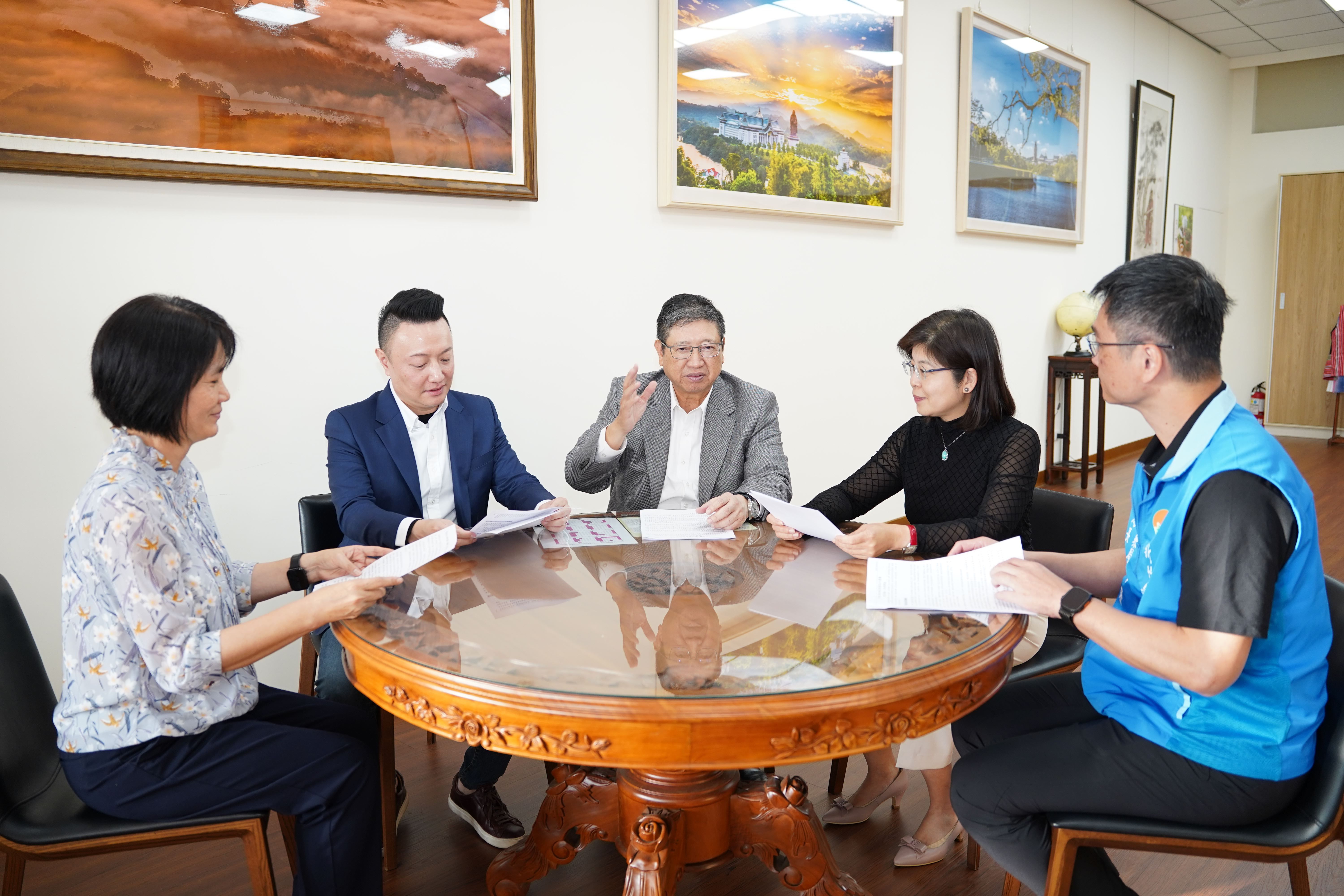 縣長楊文科強調「主動預警系統非做不可」，將由新成立的數發處處長劉奕帆（右二）領軍，啟動「智慧守護之眼」計畫。（圖／新竹縣政府提供）