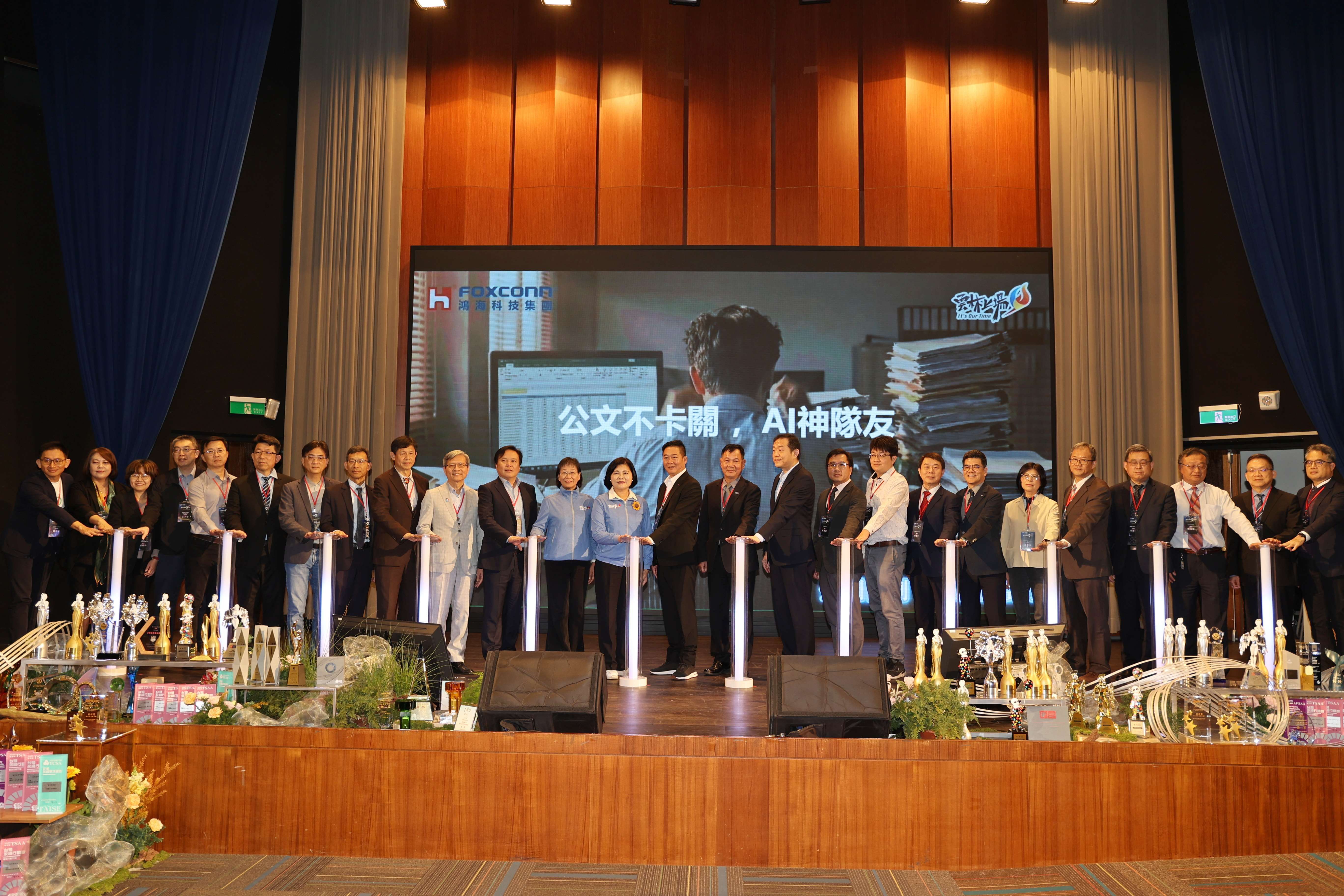 雲林縣政府舉辦「縣長就職7週年—雲林 AI 公文 × YunlinGPT 聯合啟航記者會」，象徵雲林縣在智慧治理與行政創新領域再邁入全新里程碑。（圖／雲林縣政府提供）