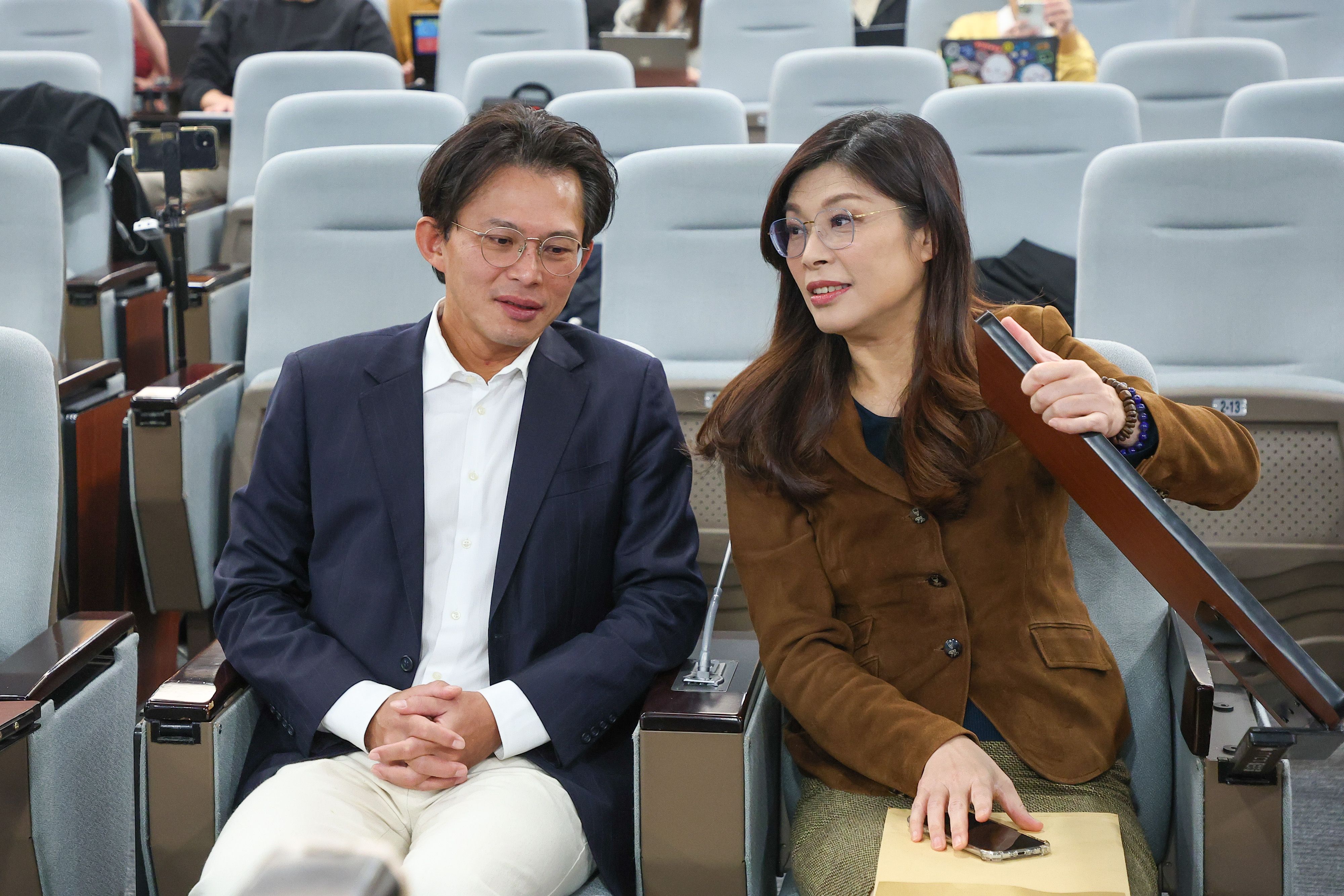 20251225-国民党主席鄭麗文（右）、民众党主席黄国昌（左）25日出席「少子化国家安全危機を救う、TFAが台湾を支援！」記者会見。（顏麟宇撮影）