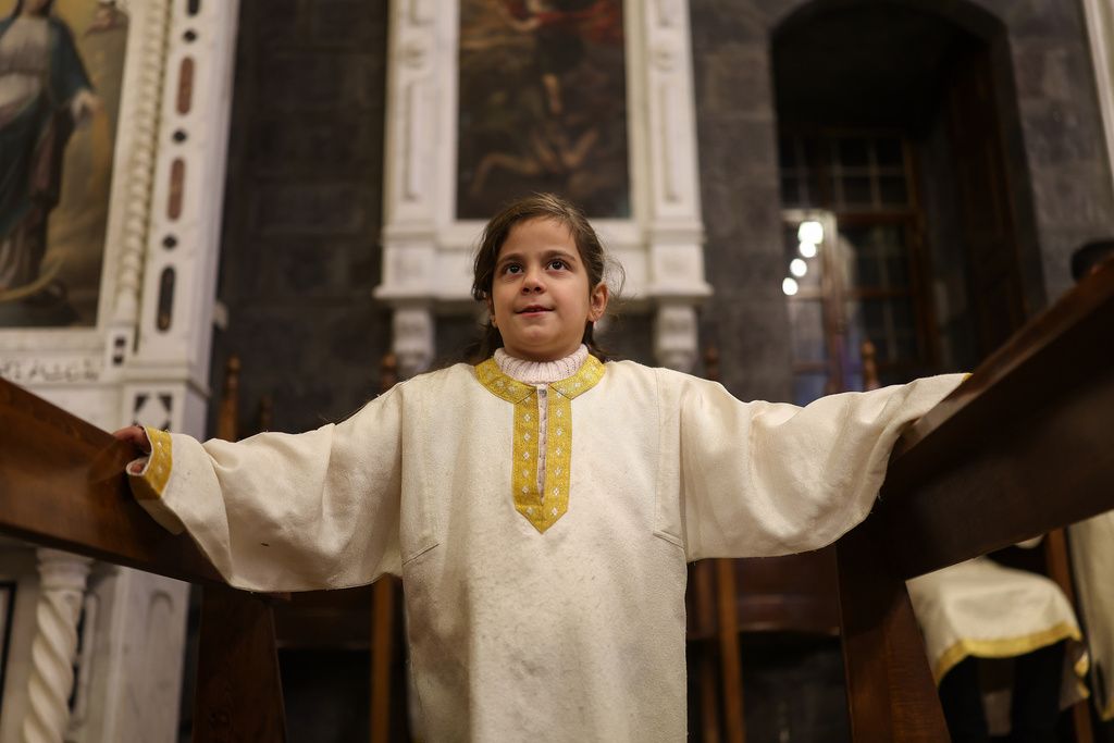 敘利亞小女孩參與教堂平安夜彌撒。（美聯社）