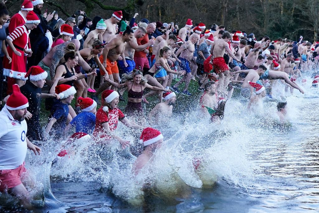 德國民眾參與聖誕節低溫晨泳的活動。（美聯社）