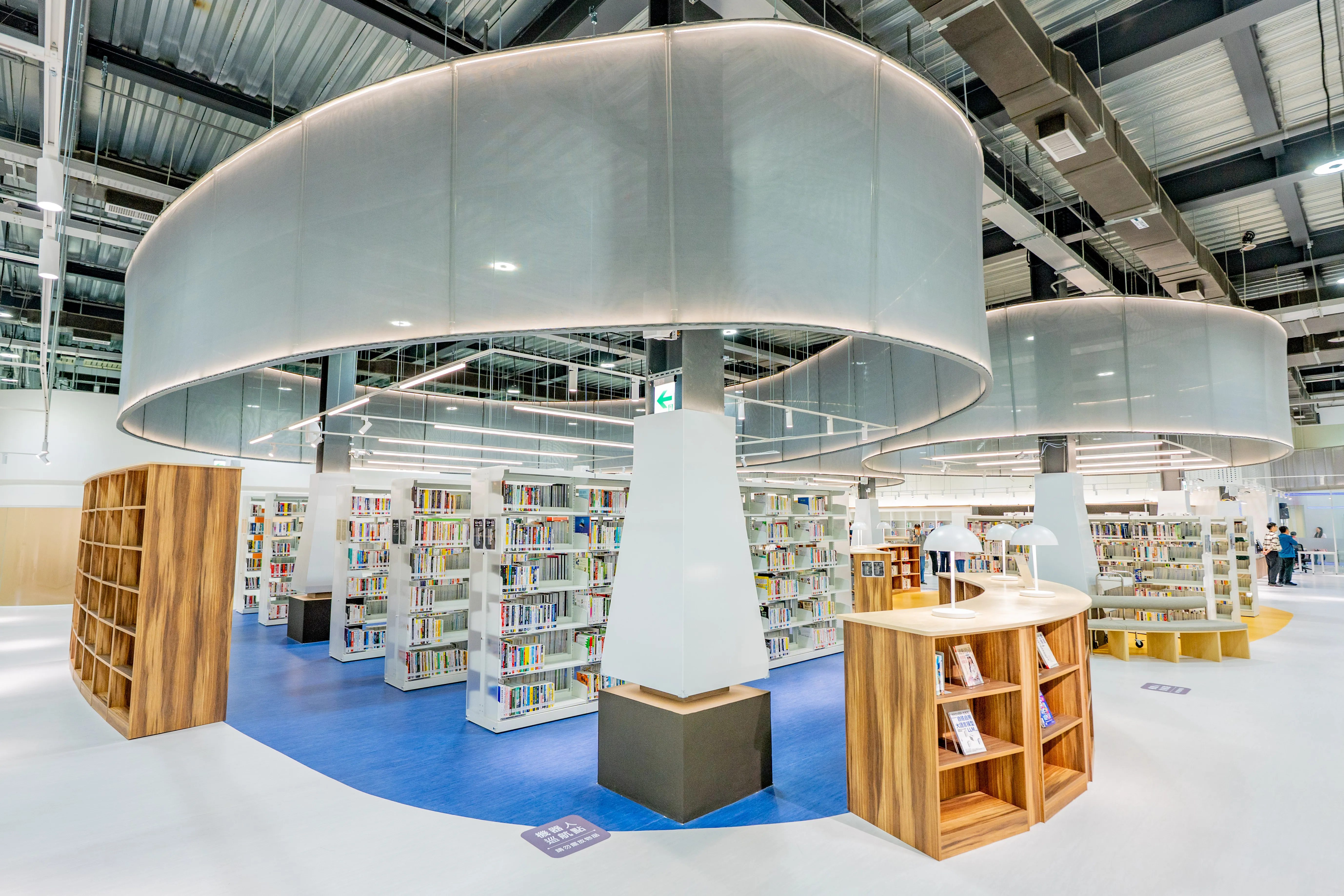 「桃園市立圖書館－青埔智慧科技分館」融合自然景觀與科技美學的建築設計，結合多項智慧科技打造全新閱讀體驗。(圖／桃園市政府提供)