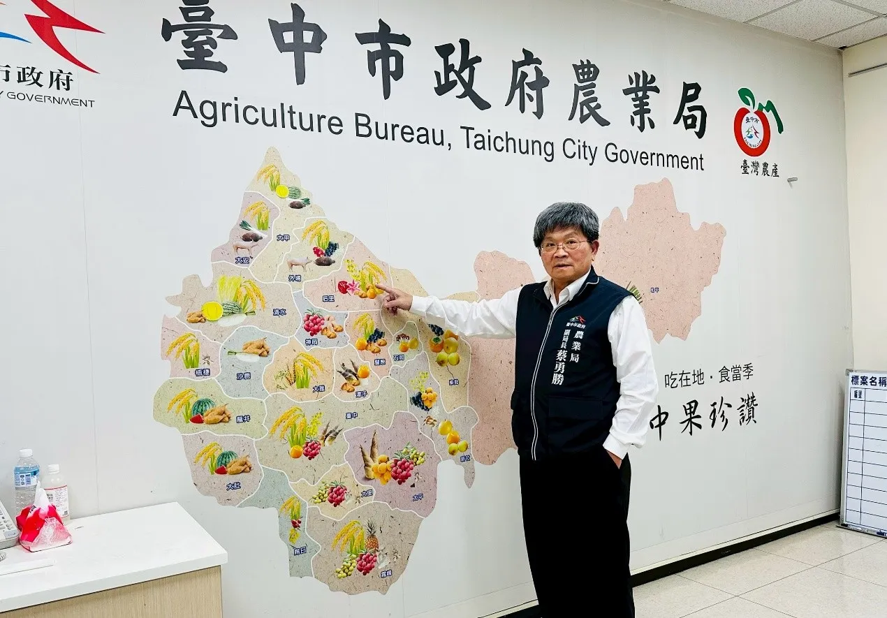 台中市政府農業局副局長蔡勇勝說明，市府透過AI、物聯網與數據治理等科技工具協助農民加速轉型。(圖／風傳媒攝)