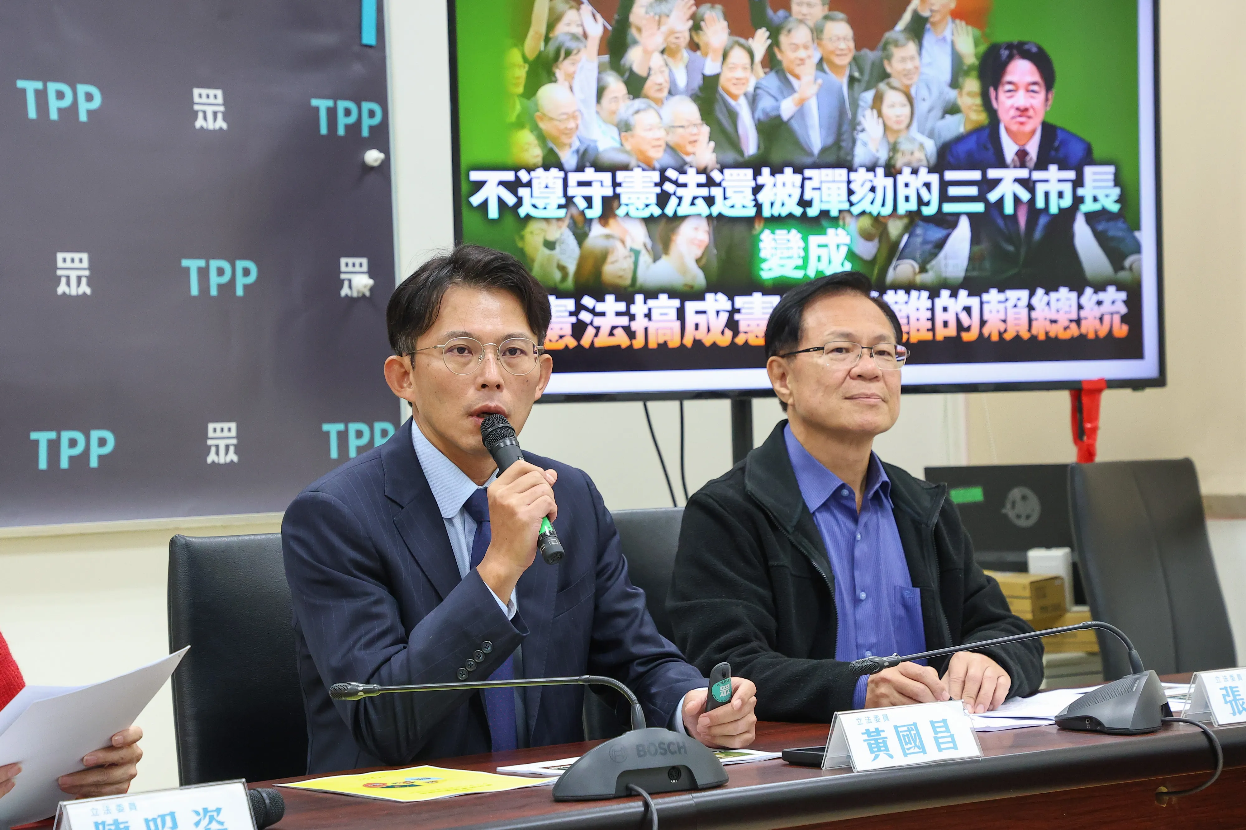 20251226-民眾黨總召黃國昌（左）、立委張啟楷（右）26日召開「不遵守憲法還被彈劾的三不市長，變成把憲法搞成憲政災難的賴清德」記者會。（顏麟宇攝）