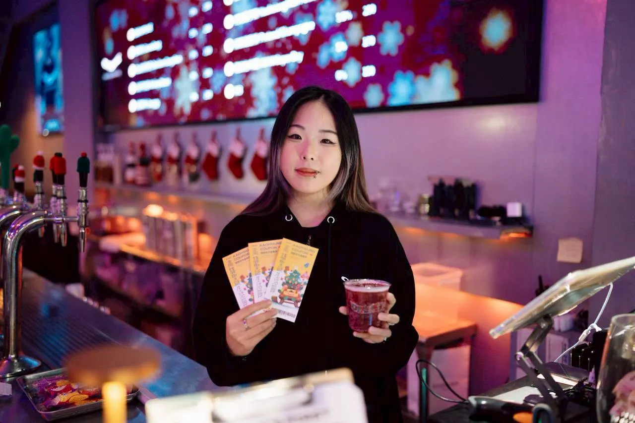 「高雄聖誕生活節」集結全市30處商圈的特色美食與代表商品，更透過「心願放大卡」換取商圈夜市券的機制，人潮外溢至周邊商圈，創造節慶衍生商機。（圖/高雄市政府經濟發展局）