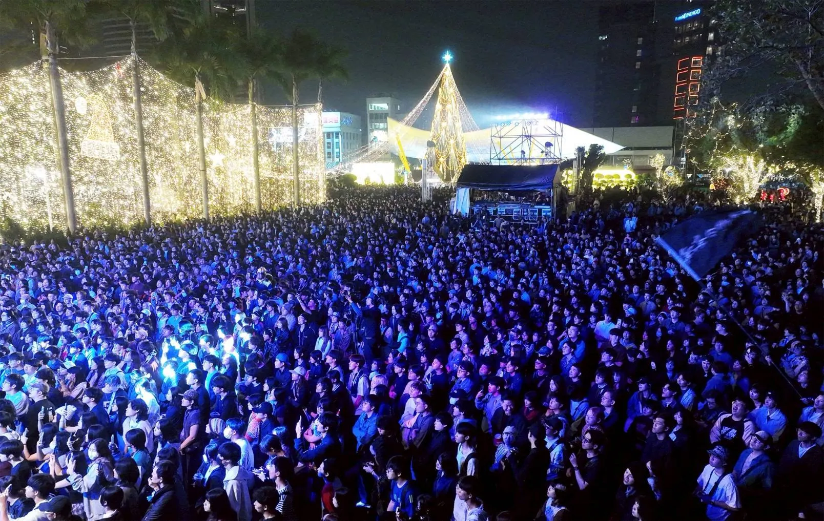 包含光環境、超強卡司陣容、特色主題市集等單元，5天活動期間吸引超過40萬人次造訪。（圖/高雄市政府經濟發展局）