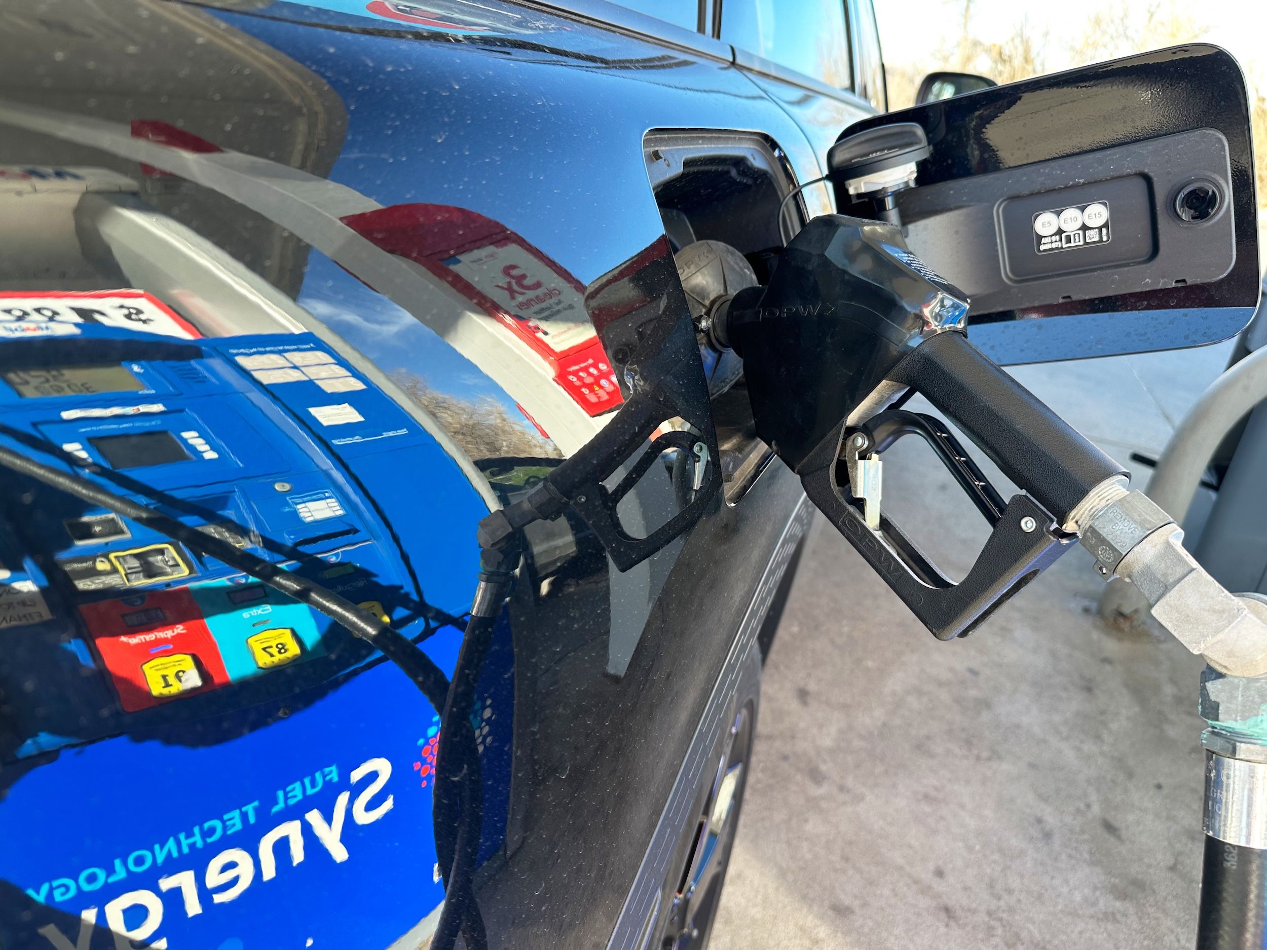 2025年12月22日，美國科羅拉多州利特爾頓市一處加油站，一名司機正在加油。（美聯社）