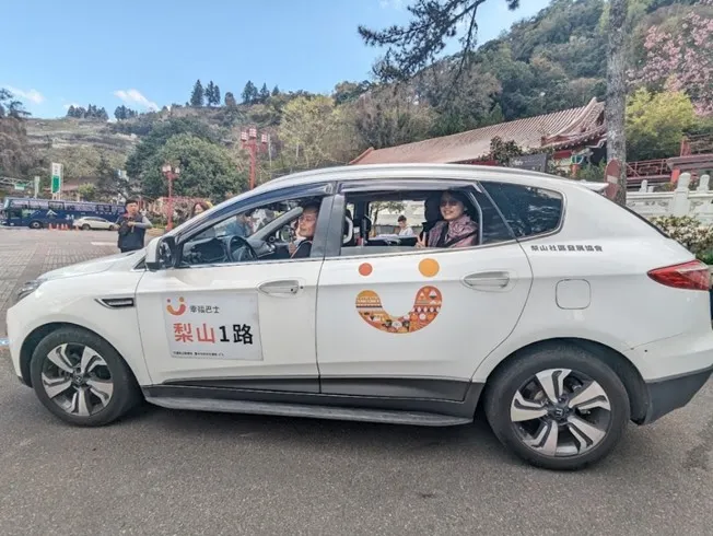 中市交通局突破法規限制，讓自駕小客車掛上公車車牌，組成當地的公車車隊，並找來梨山社區發展協會擔任管理者，協助建立制度和提供法令配套，以解決經營上的困難。（圖/台中市政府）