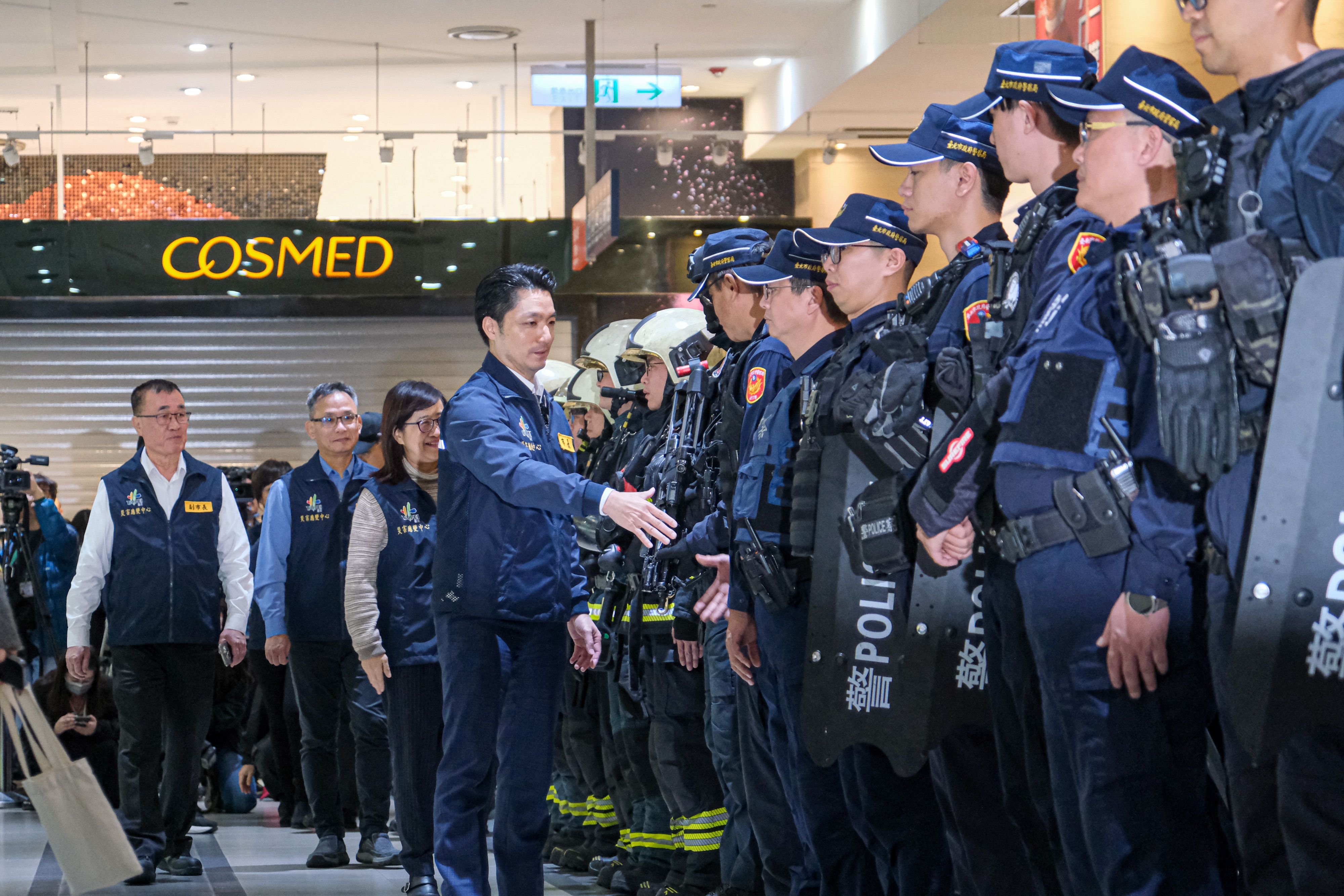 20251226-台北市政府26日於捷運市政府站進行捷運危安事件實兵演練，圖為台北市長蔣萬安（中）。（劉偉宏攝）