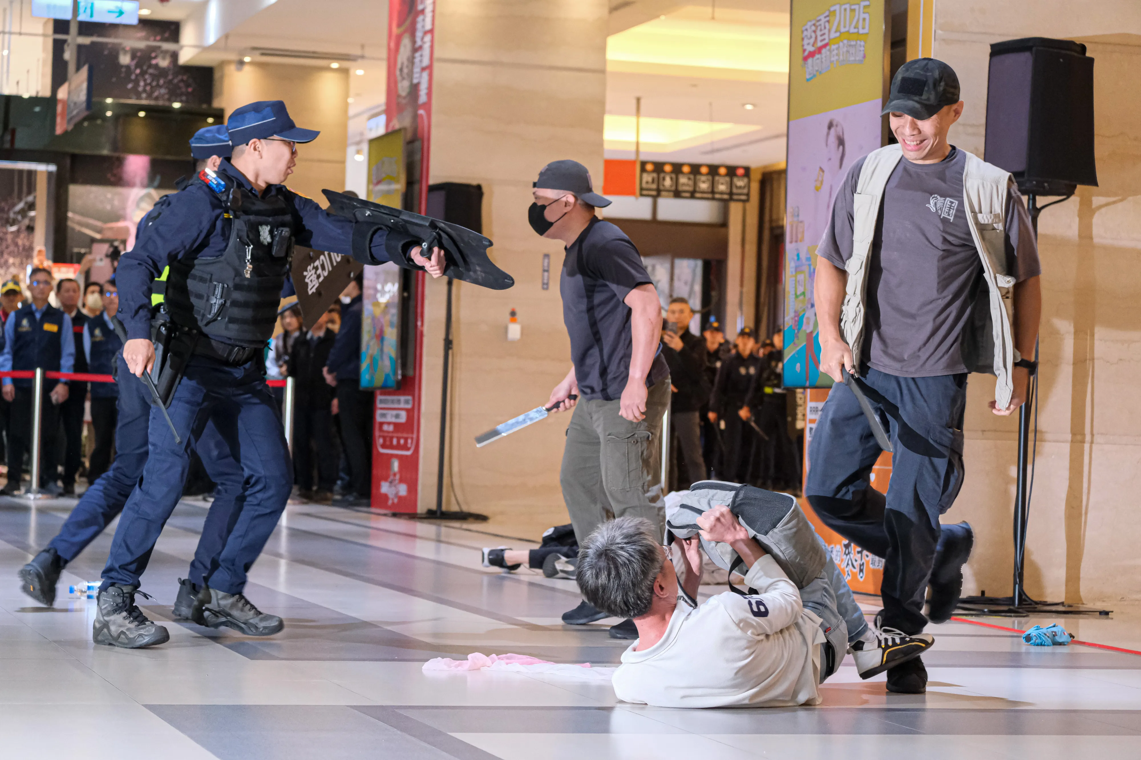 20251226-台北市政府26日於捷運市政府站進行捷運危安事件實兵演練，圖為歹徒無差別攻擊之應變處置。（劉偉宏攝）