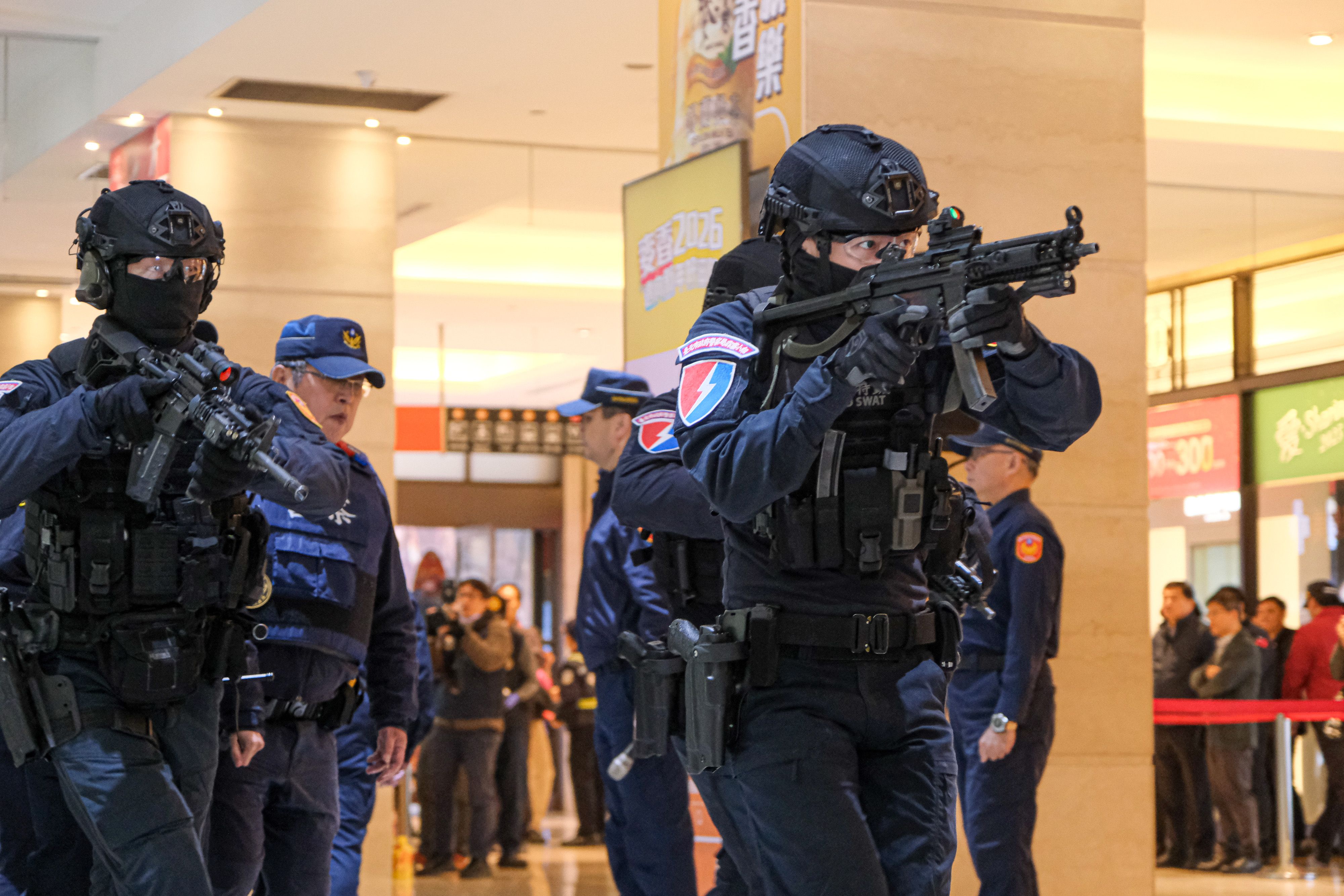 20251226-台北市政府26日於捷運市政府站進行捷運危安事件實兵演練。（劉偉宏攝）