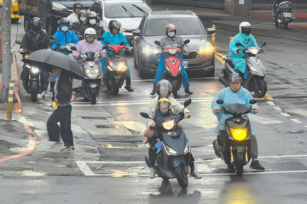 市景,台灣,街景,馬路,交通,汽車,機車,罰單,機車,待轉格,。（資料照／洪煜勛攝）