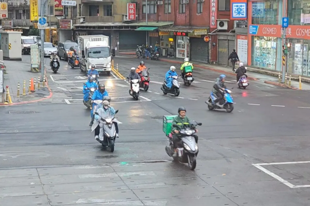 市景,台灣,街景,馬路,交通,汽車,機車,罰單,機車,待轉格,天氣,寒流,冷氣團,冷,。（資料照／洪煜勛攝）