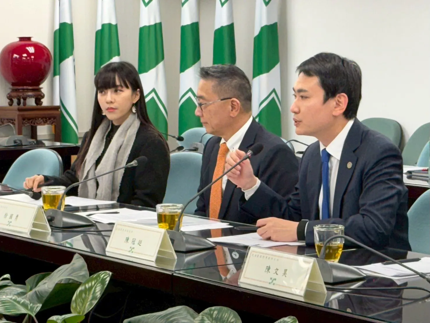 民進党青年局が発足後初の国際交流で自民党・河野太郎氏らと会談し、日台の「次世代」による連携強化と友好深化で一致しました。陳冠廷