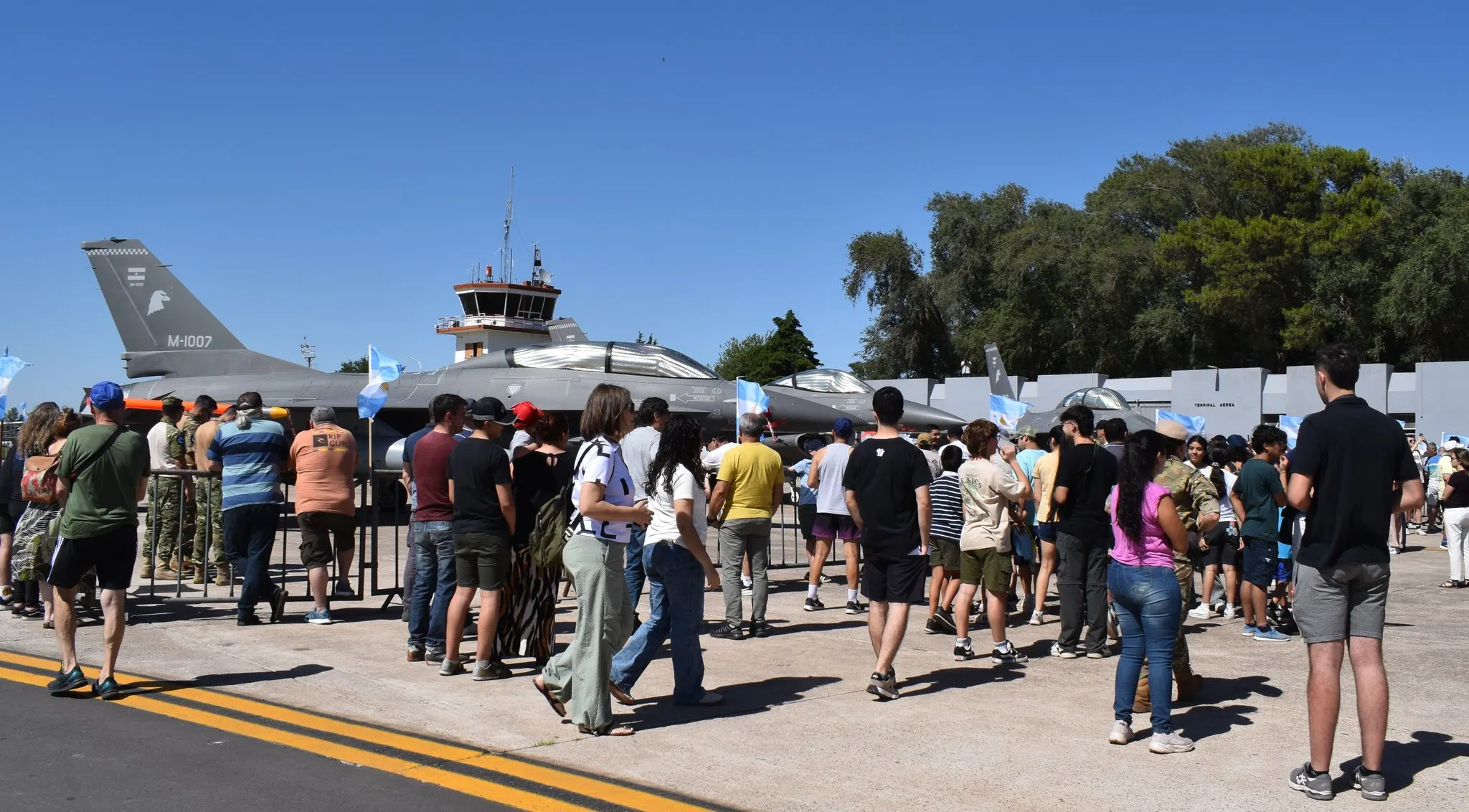 阿根廷從丹麥迎回首批二手F-16戰機，隨即開放基地讓民眾親自觀賞。（翻攝自阿根廷國防部）
