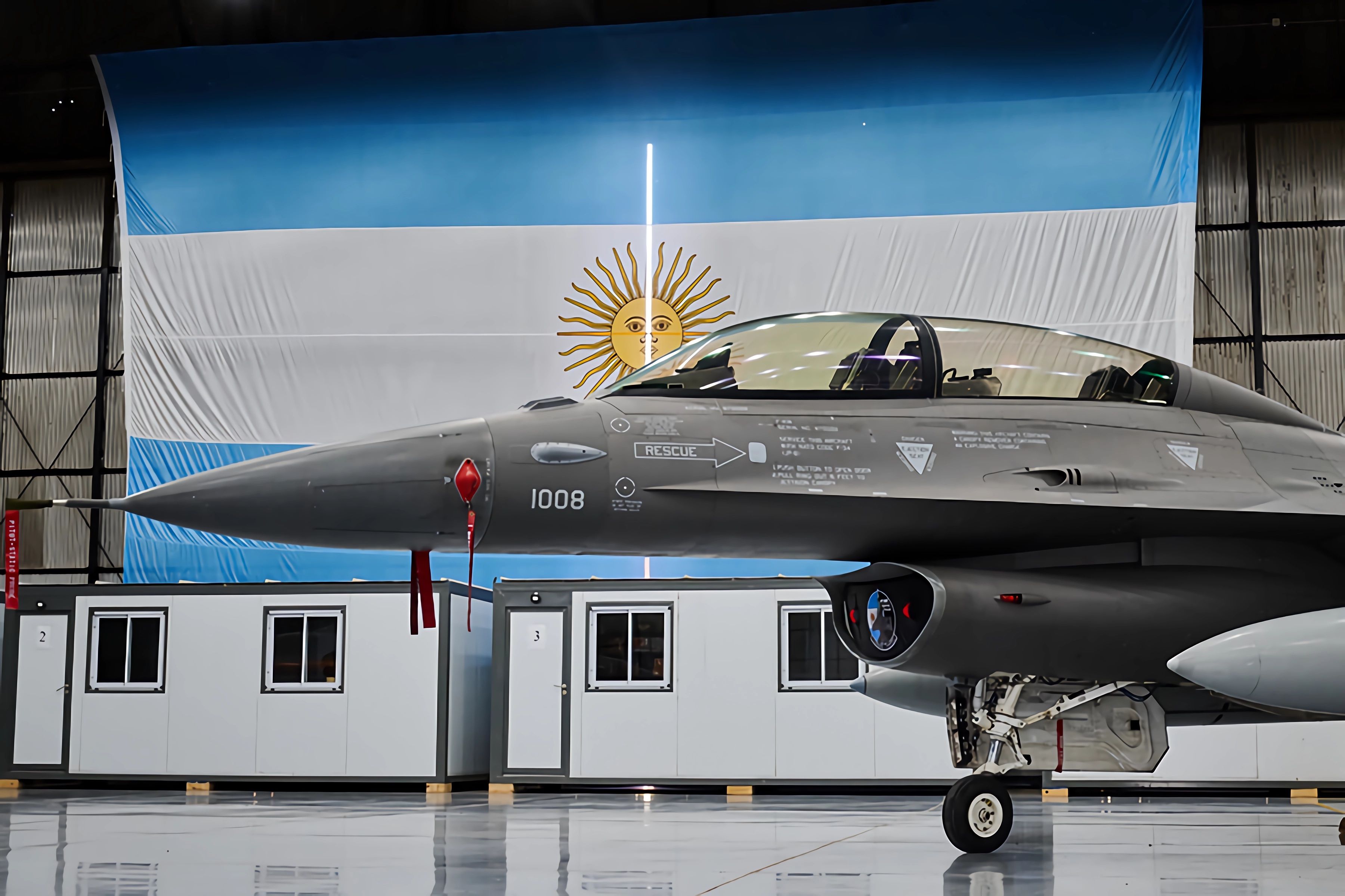 阿根廷從丹麥首批二手F-16戰機，包含雙座版B型戰機。（翻攝自阿根廷國防部）