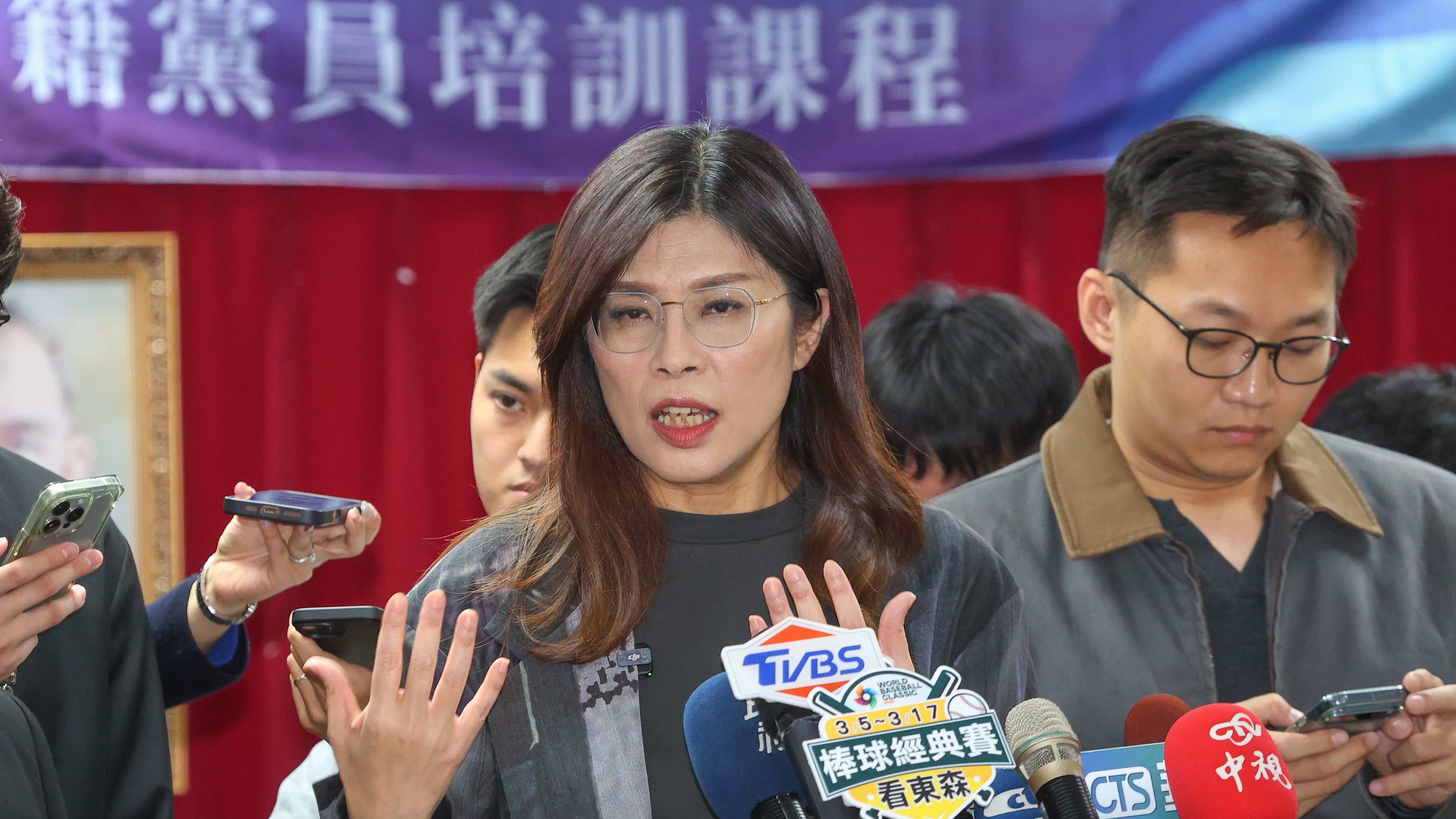 2025年12月27日、メディアの合同取材に応じる国民党の鄭麗文主席。（顔麟宇撮影）