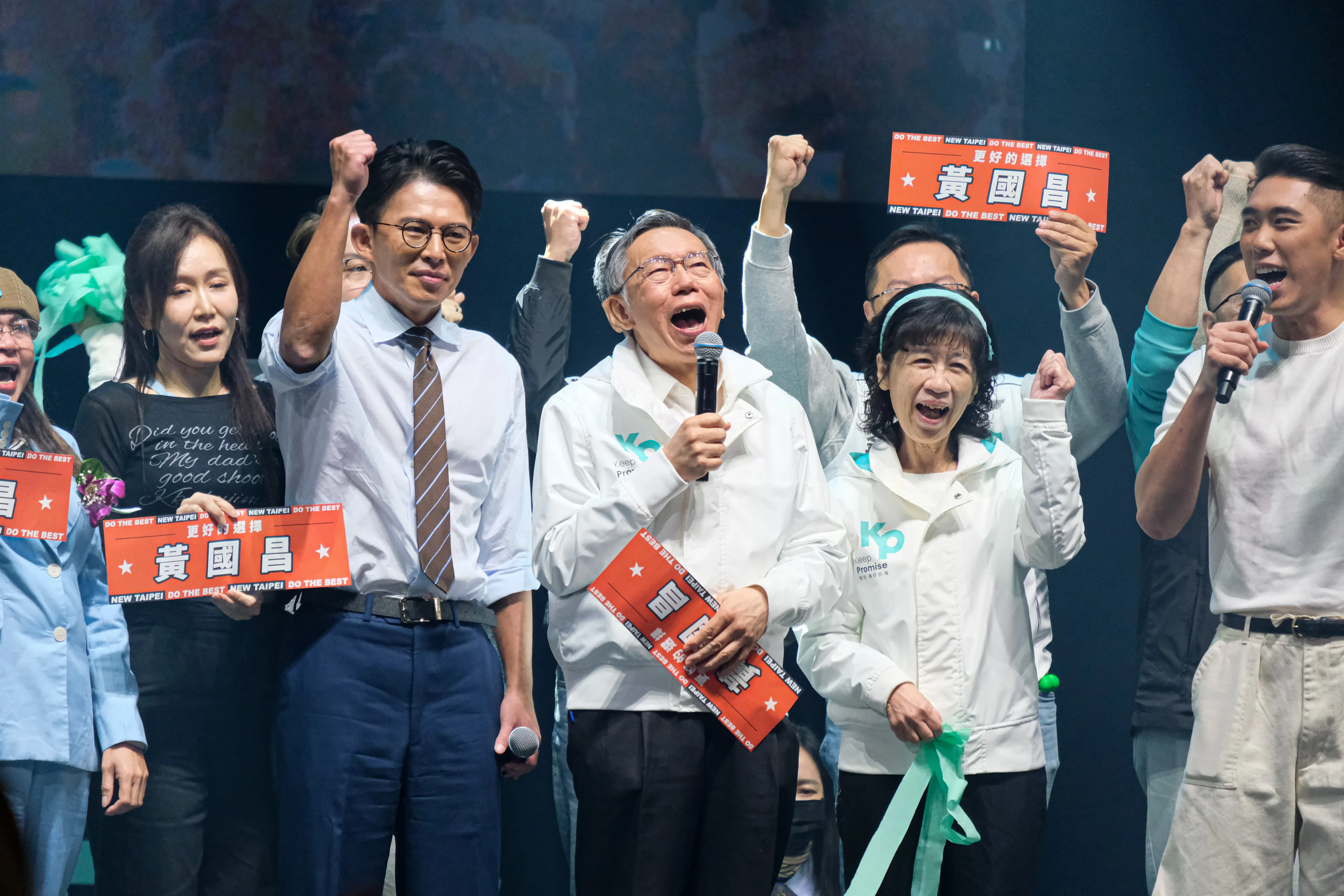 20251227-台灣民眾黨27日於新莊宏匯廣場舉辦「為新北應援x DO THE BEST」活動，圖為民眾黨主席黃國昌（左三）、民眾黨前主席柯文哲（中）及妻子陳珮琪（右二）。（劉偉宏攝）