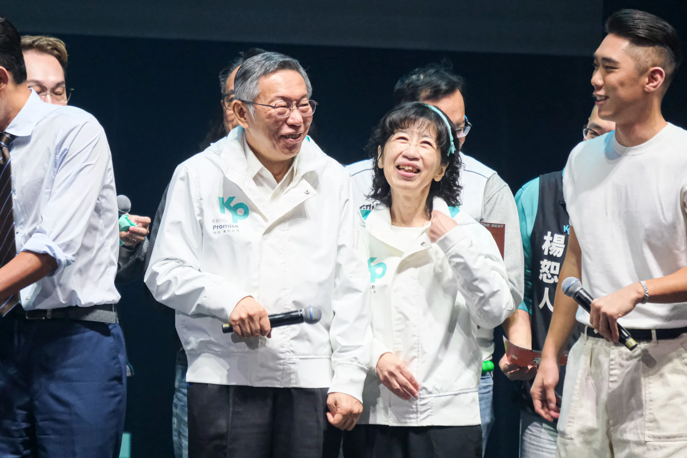 20251227-台灣民眾黨27日於新莊宏匯廣場舉辦「為新北應援x DO THE BEST」活動，圖為民眾黨前主席柯文哲（中）及妻子陳珮琪（右二）。（劉偉宏攝）