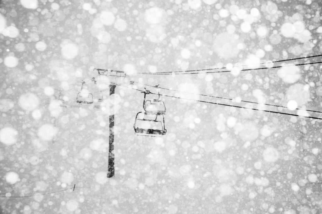 新年到來之前，加州山區突然降下暴風雪。（美聯社）