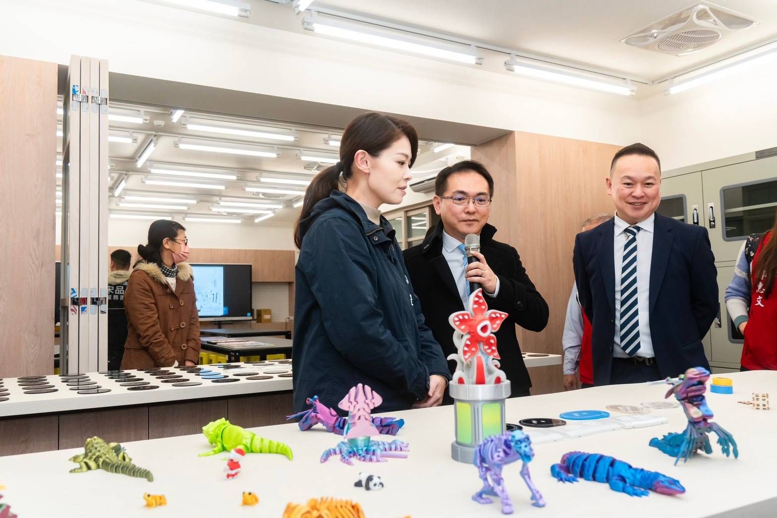 市長高虹安等來賓參訪竹市數位實中校舍。（圖／新竹市政府提供）