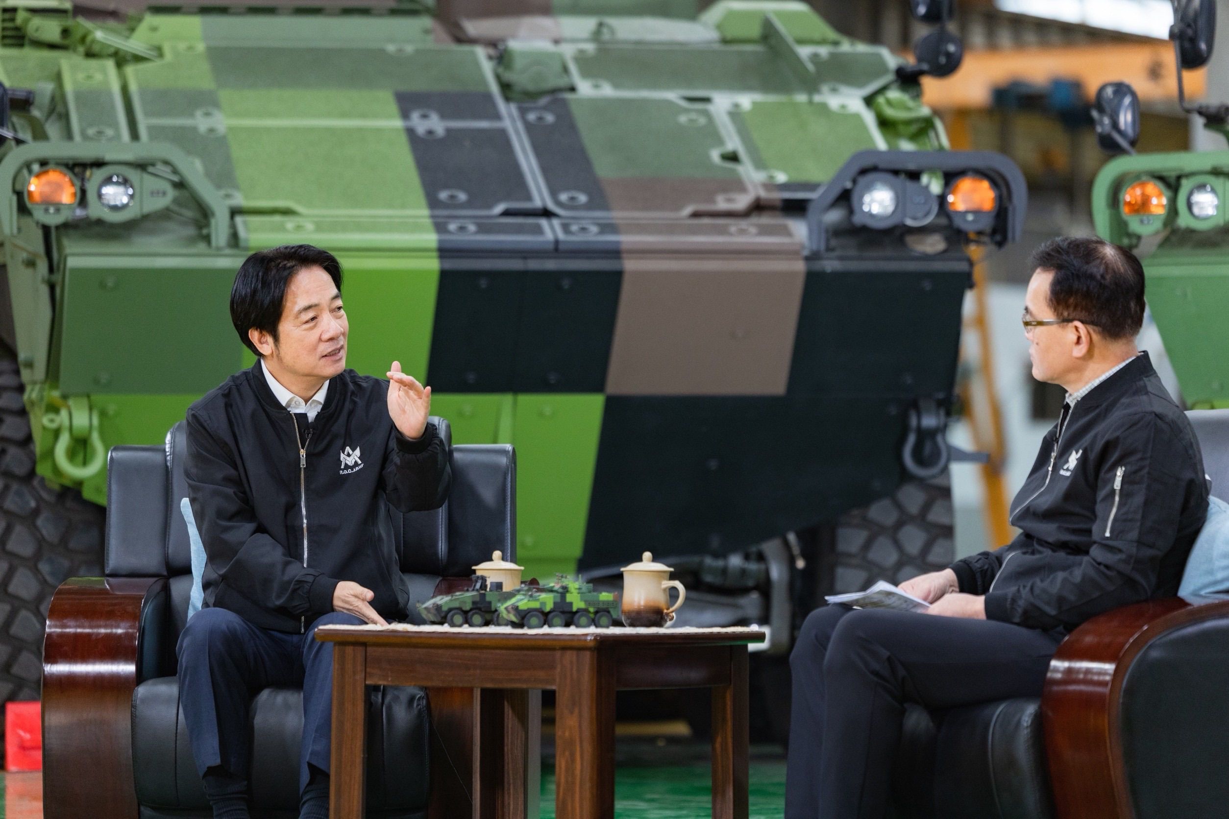 總統賴清德（右）接受三立電視台《話時代人物》節目專訪，地點選在軍備局，圖左為節目主持人鄭弘儀。（總統府提供）