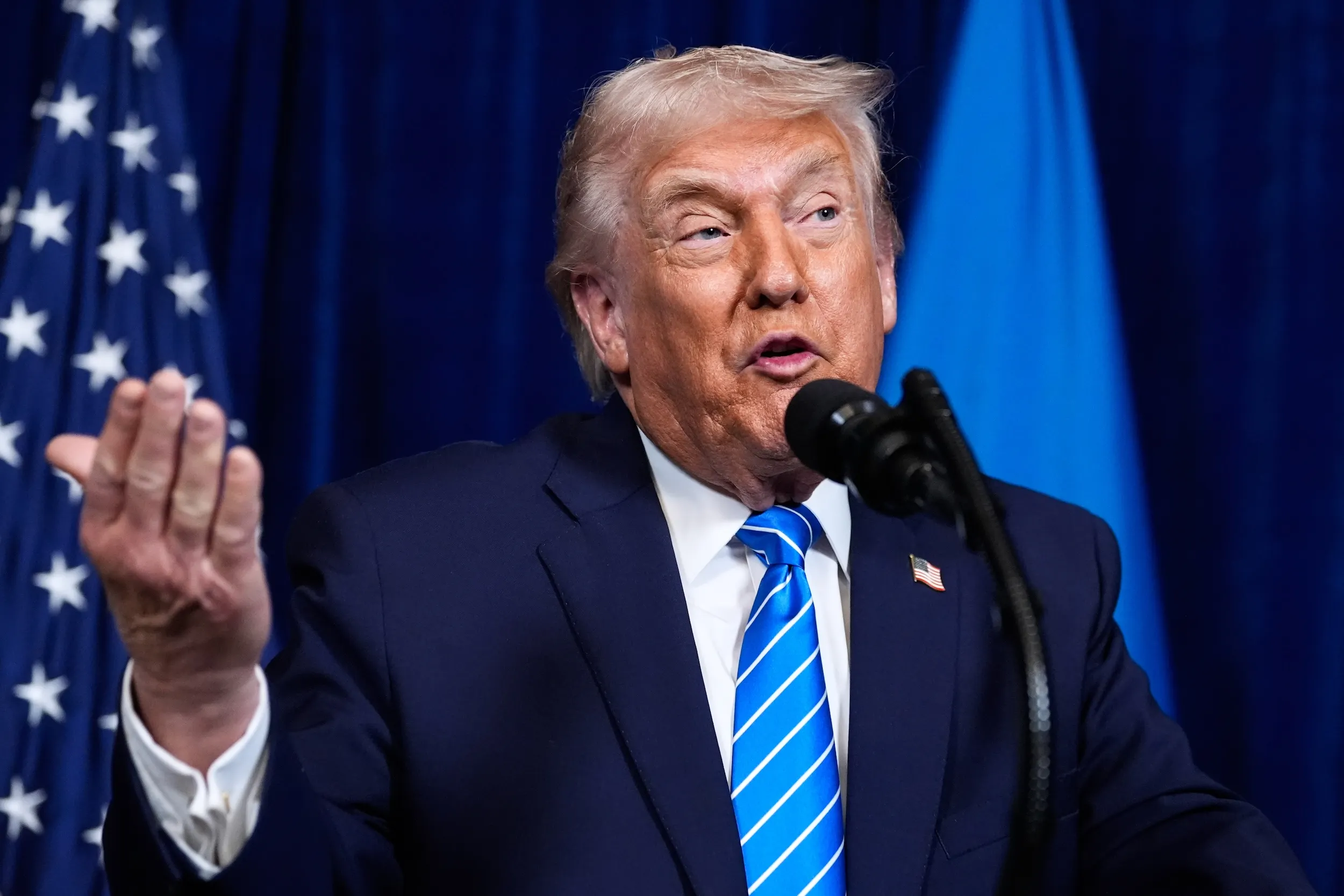 2025年12月28日，美國總統川普在佛羅里達州的海湖莊園會見烏克蘭總統澤倫斯基。（美聯社）