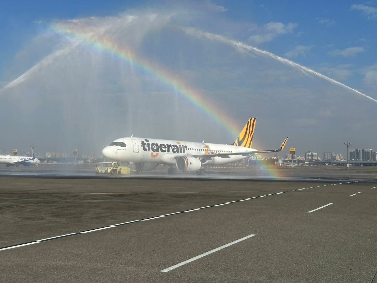 高雄國際機場、台南機場與阿蘇熊本機場同步舉辦灑水儀式慶祝。（虎航提供）