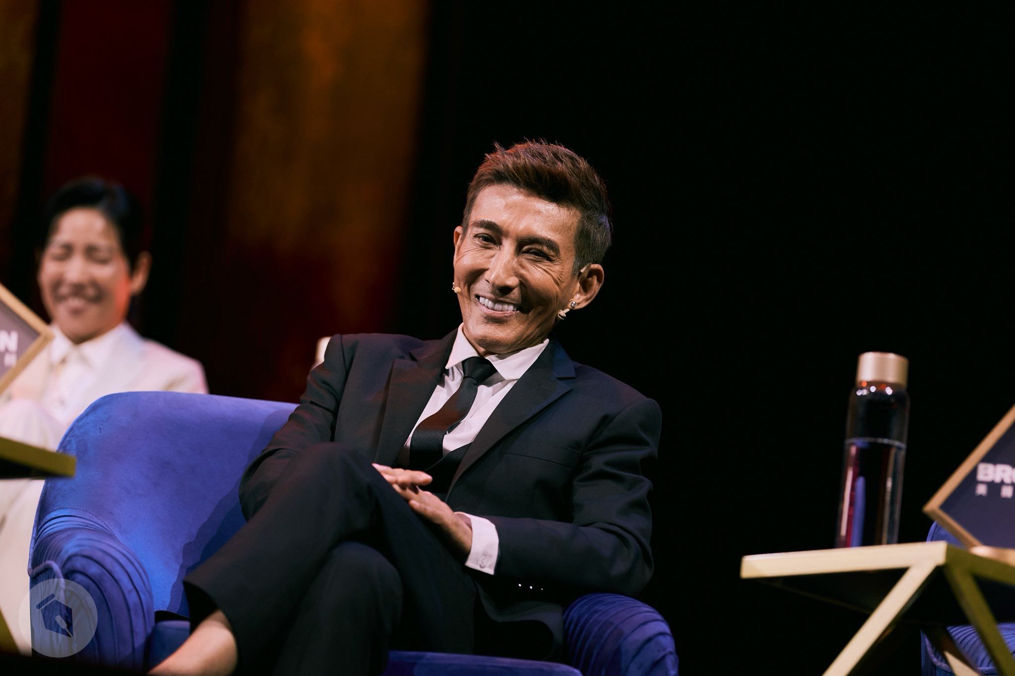 潘若迪拿自製的「紙紮錄影帶」要歸還給曹西平，此舉讓曹西平相當不滿。（圖／翻攝自潘若迪臉書）