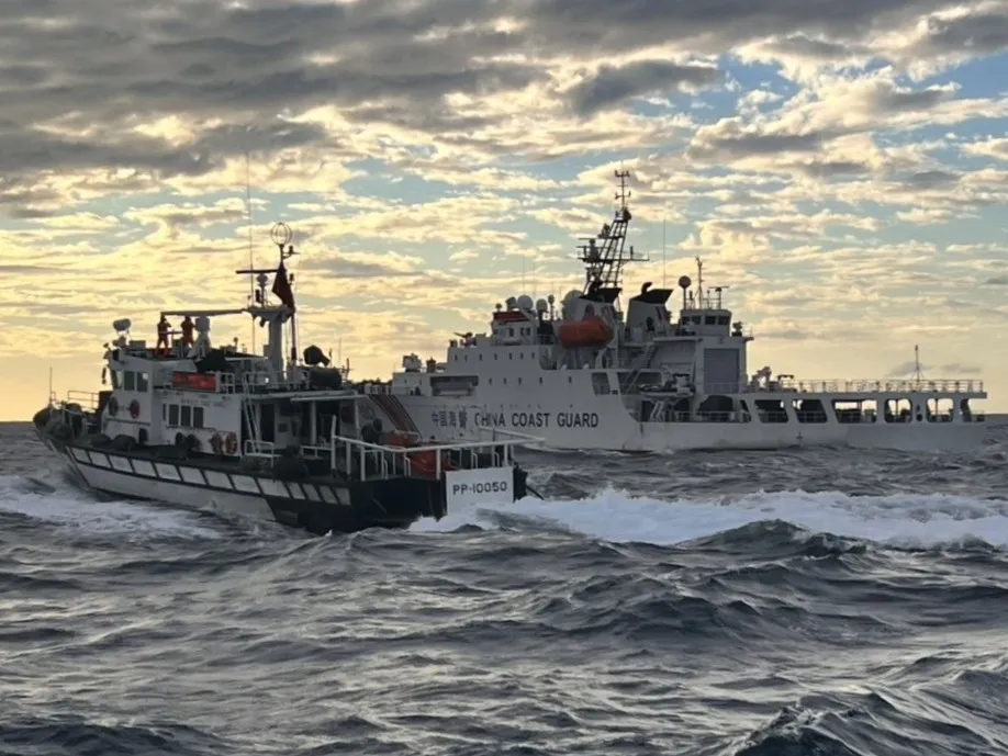 20251230-基隆隊10050艇、10090艇對峙中國海警。（海巡署提供）
