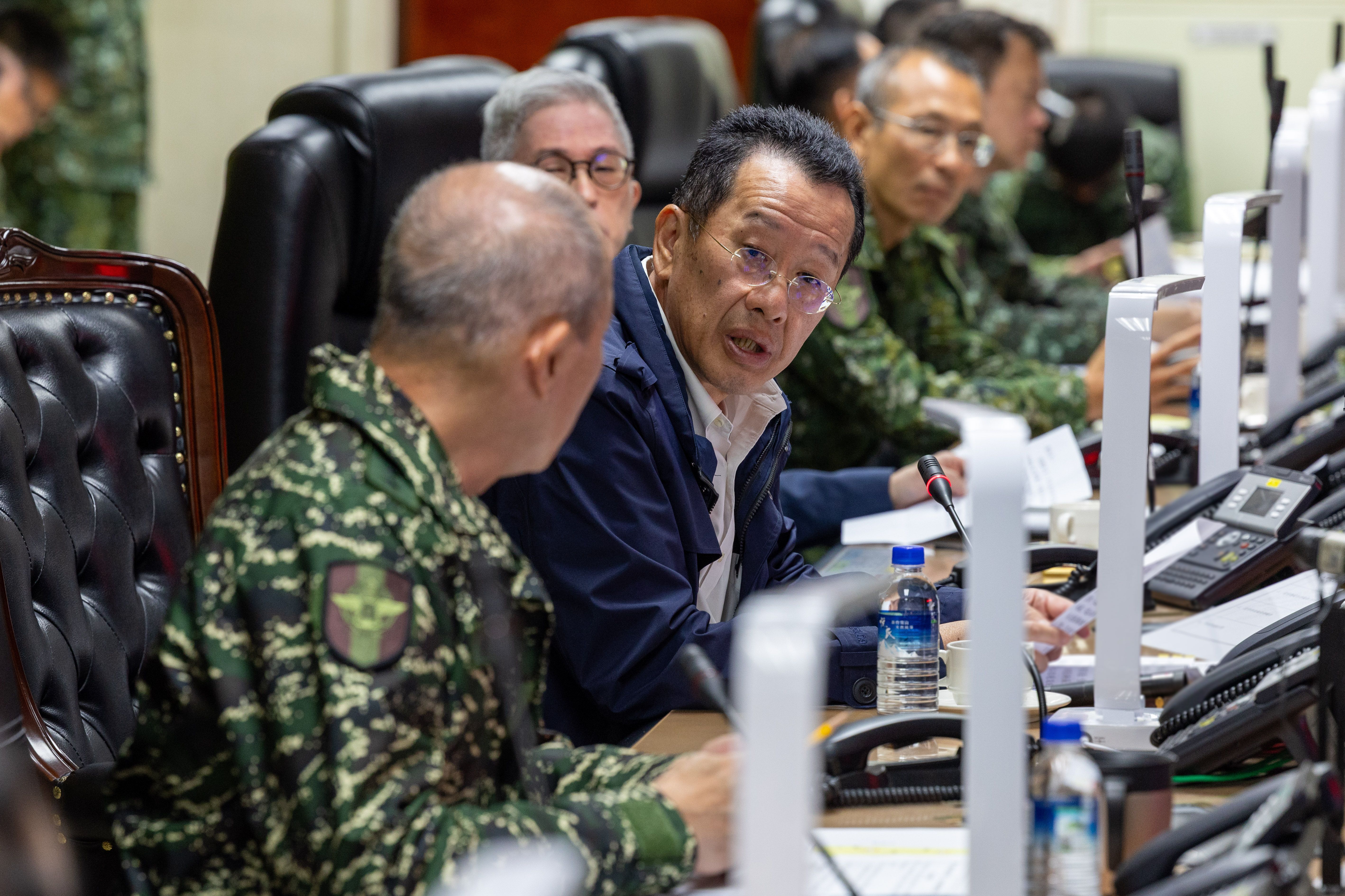 20251230-國防部長顧立雄率重要幹部於聯合作戰指揮中心全程掌握。（國防部提供）