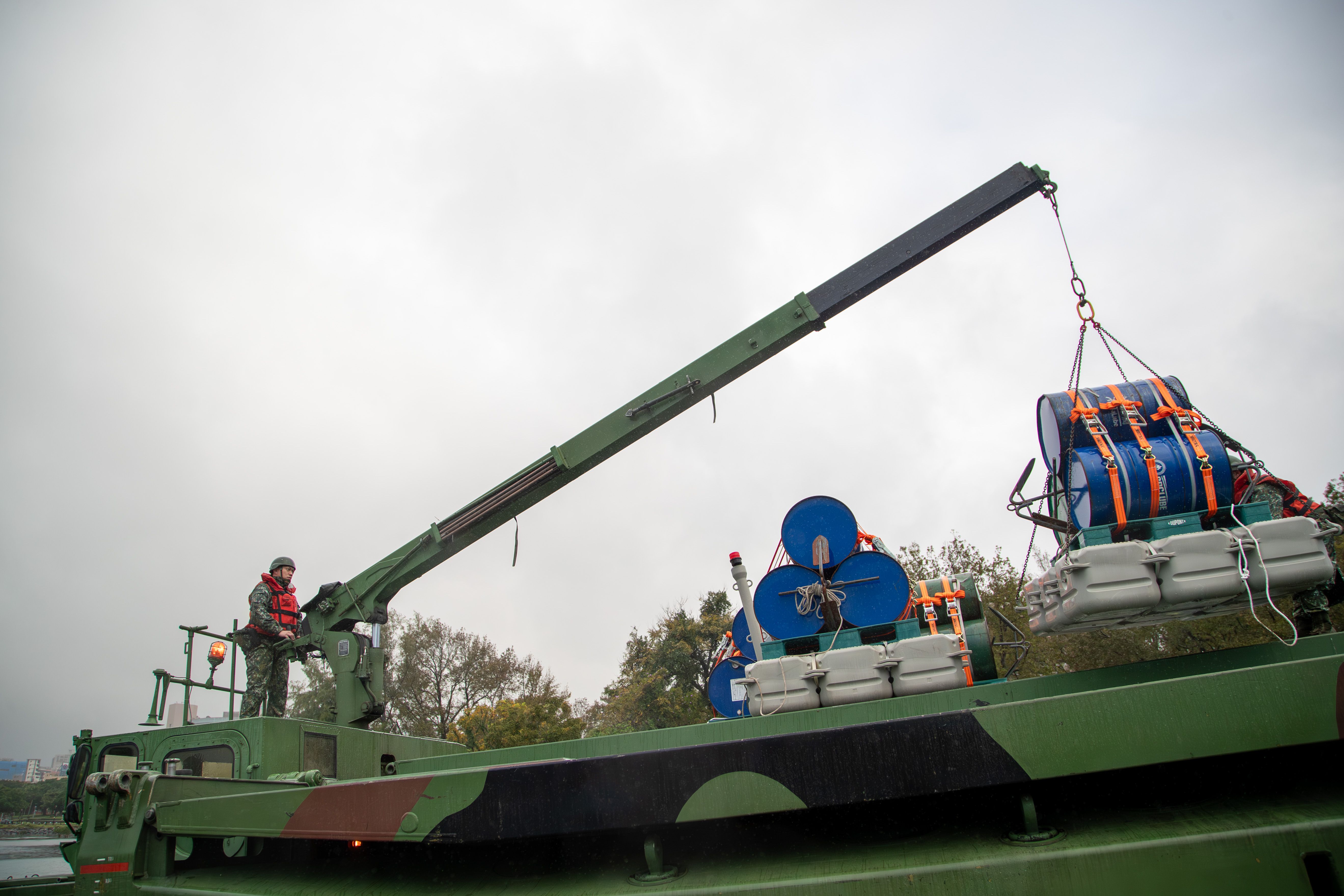 20251230-工兵部隊執行河道阻絕任務。（第三作戰區提供）